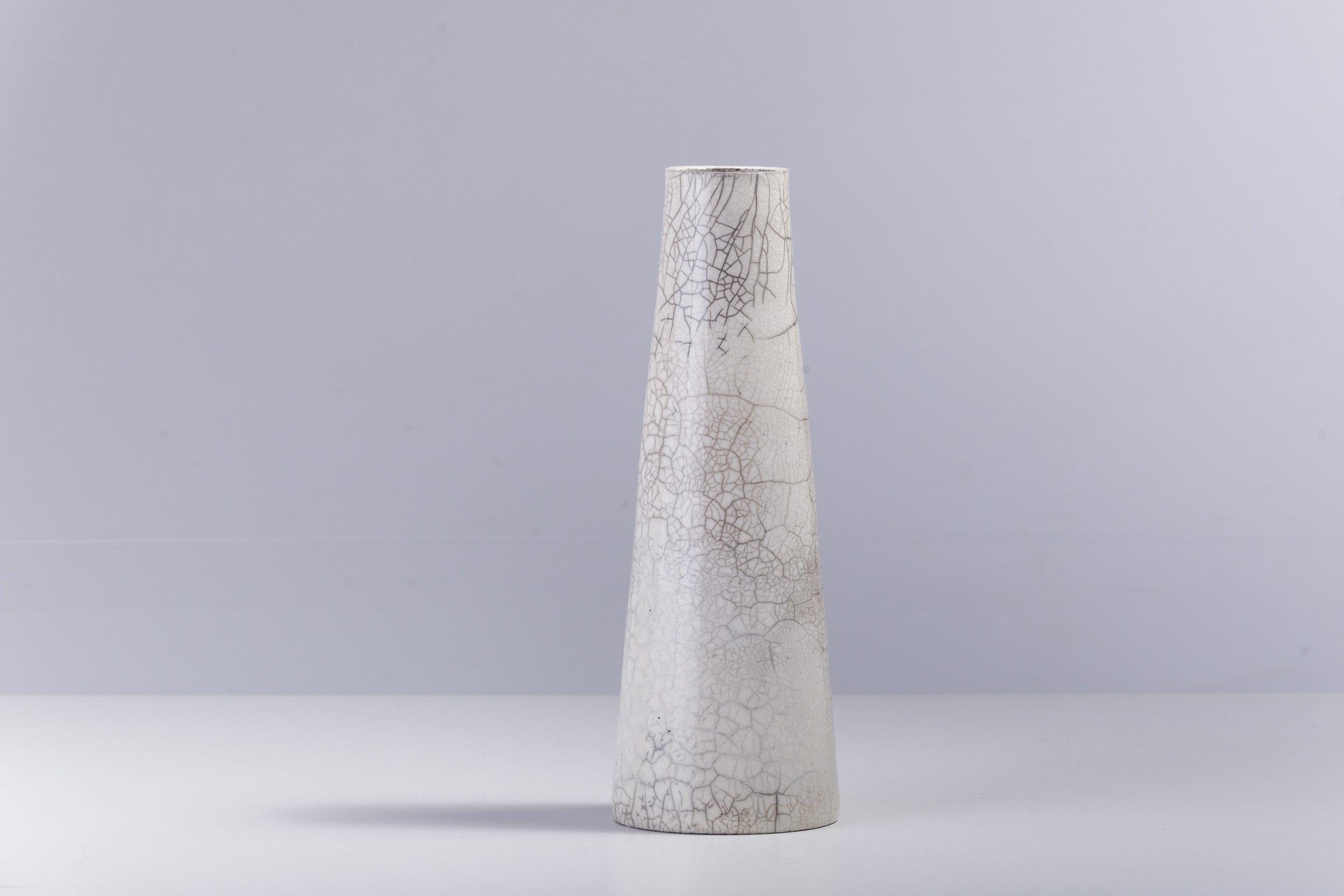 Hana vertical

A sleek and modern design of unprecedented sophistication, this vase's clean and essential character is enhanced with neutral colors transformed into a striking play of light and dark patchworks by the Japanese Raku ceramic firing