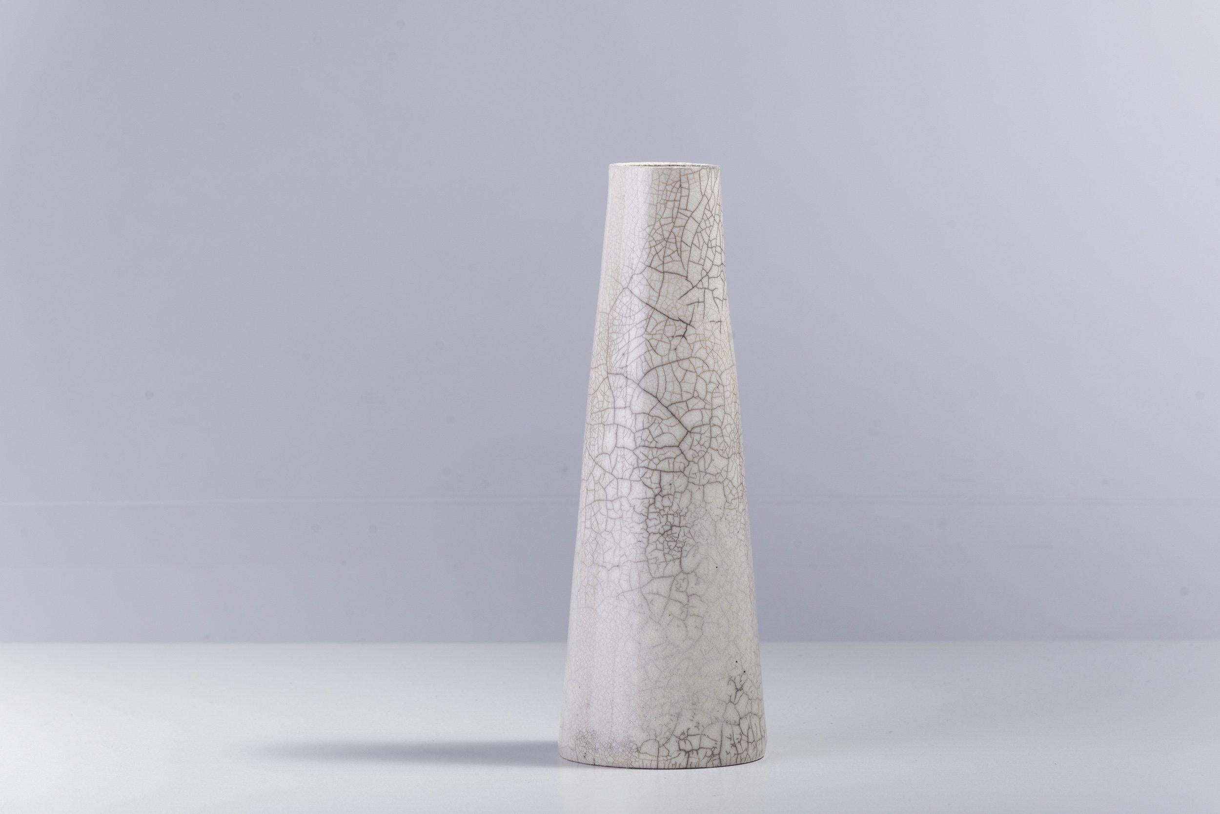 Japanische Moderne, minimalistische japanische LAAB Hana Vertikale Vase Raku Keramik, weißer Krakel (Italienisch) im Angebot