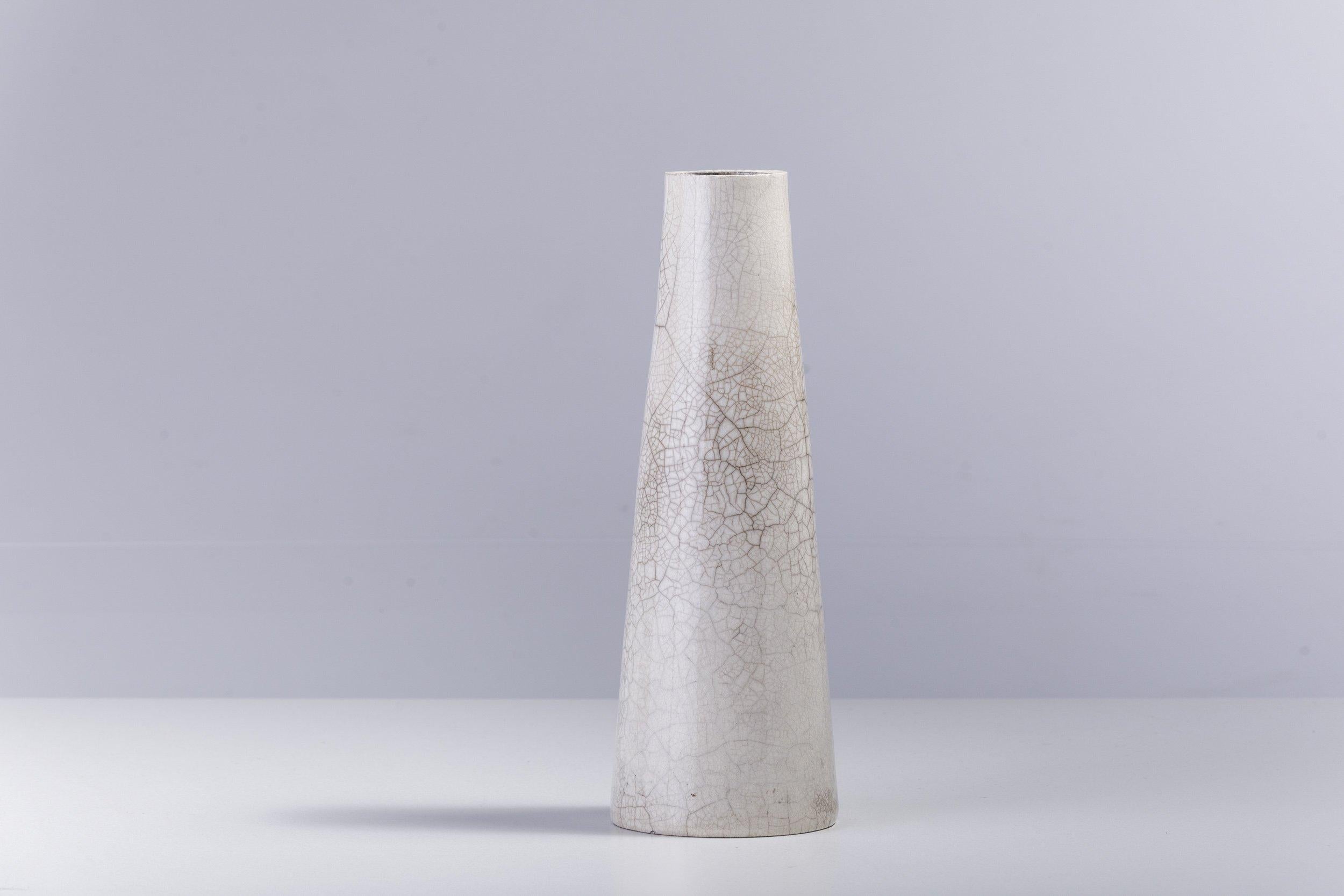 Japanische Moderne, minimalistische japanische LAAB Hana Vertikale Vase Raku Keramik, weißer Krakel (Handgefertigt) im Angebot