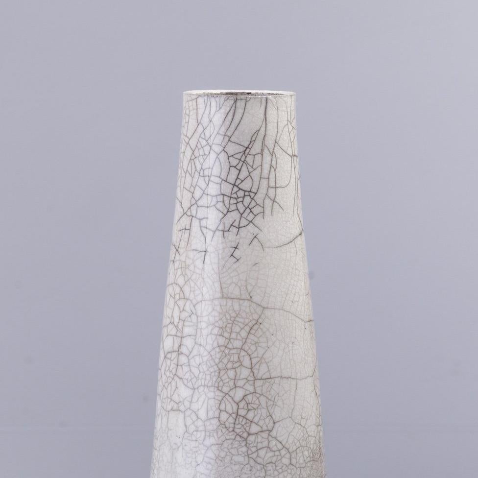 Fait main Vase vertical moderne et minimaliste japonais LAAB Hana en céramique Raku craquelée blanche en vente
