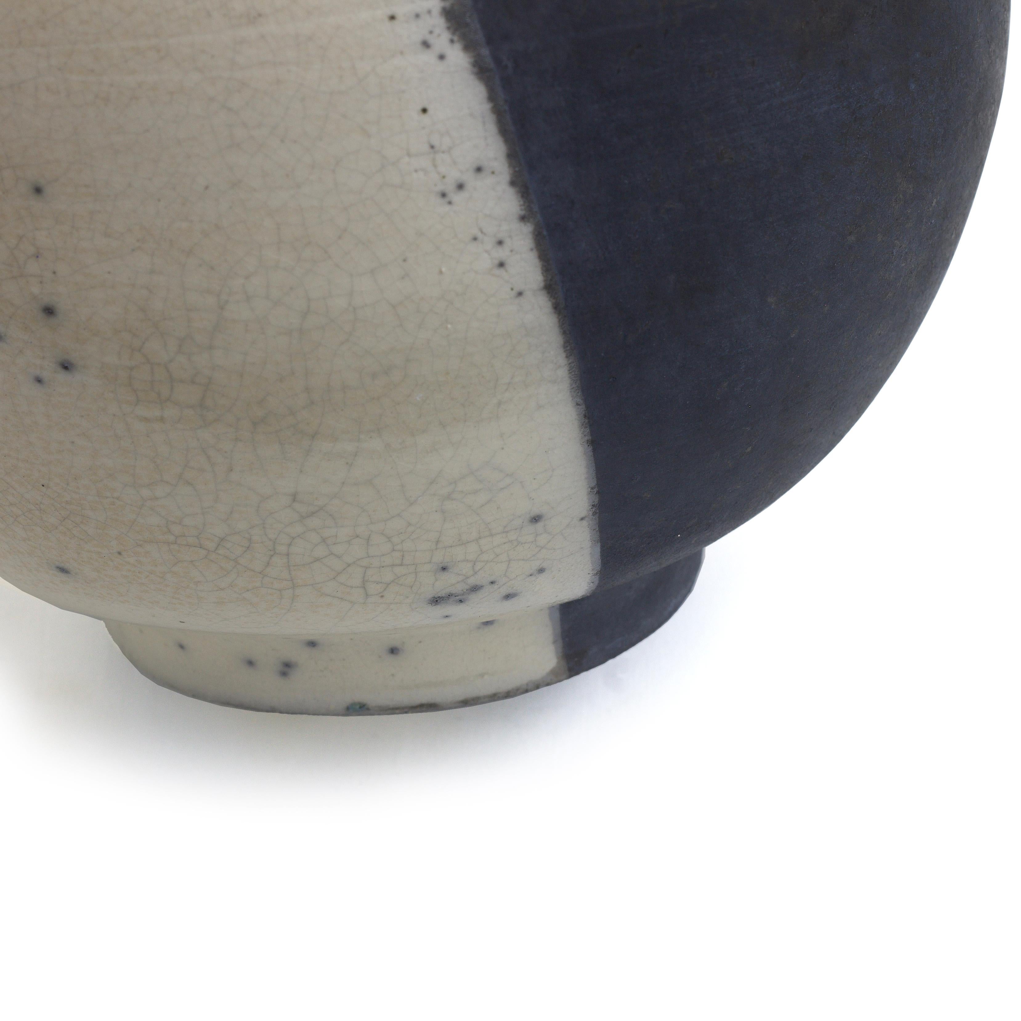 Japanische moderne, minimalistische japanische LAAB-Schatten-Skulptur Raku-Keramikvase in Weiß und Schwarz im Angebot 3
