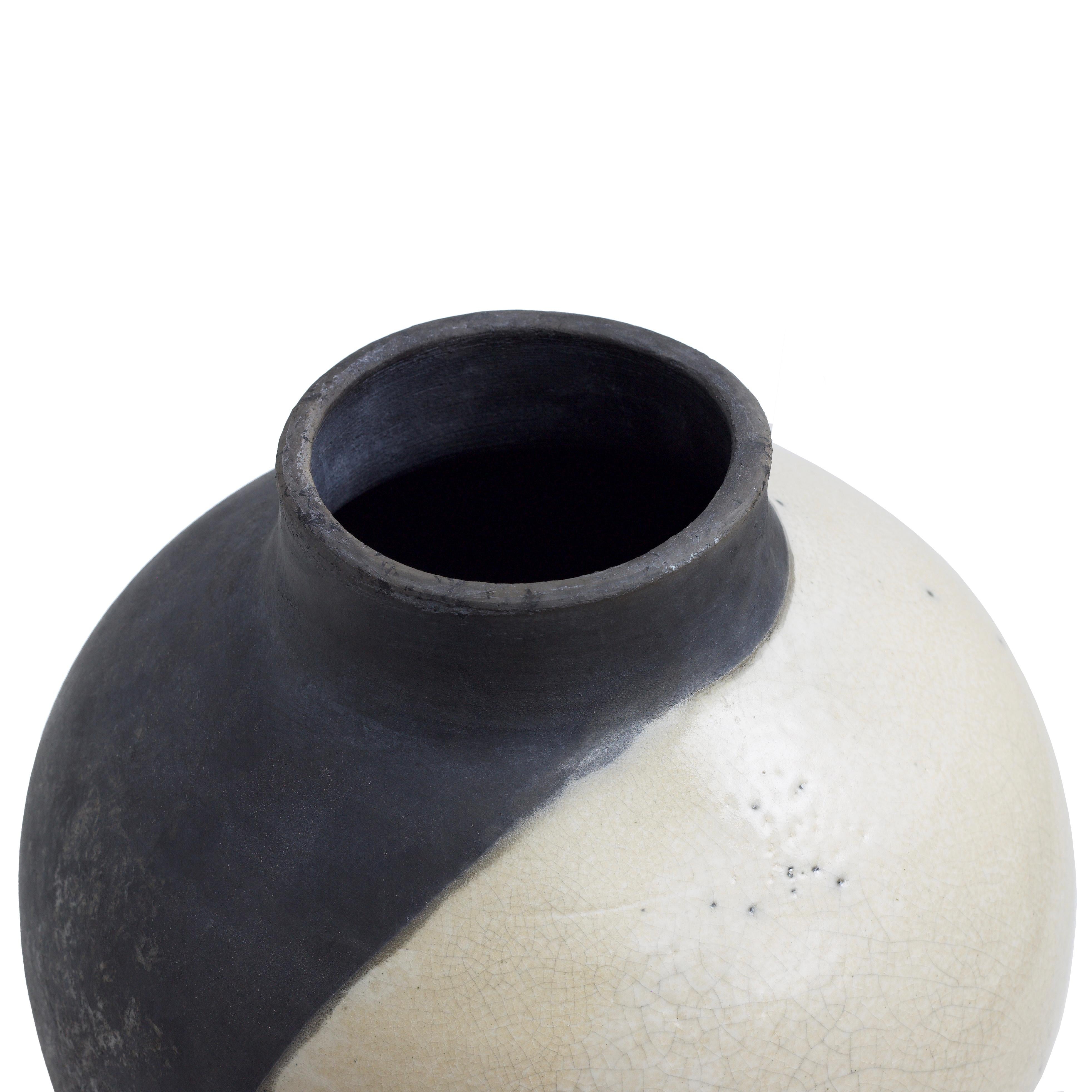 Japanische moderne, minimalistische japanische LAAB-Schatten-Skulptur Raku-Keramikvase in Weiß und Schwarz im Angebot 2