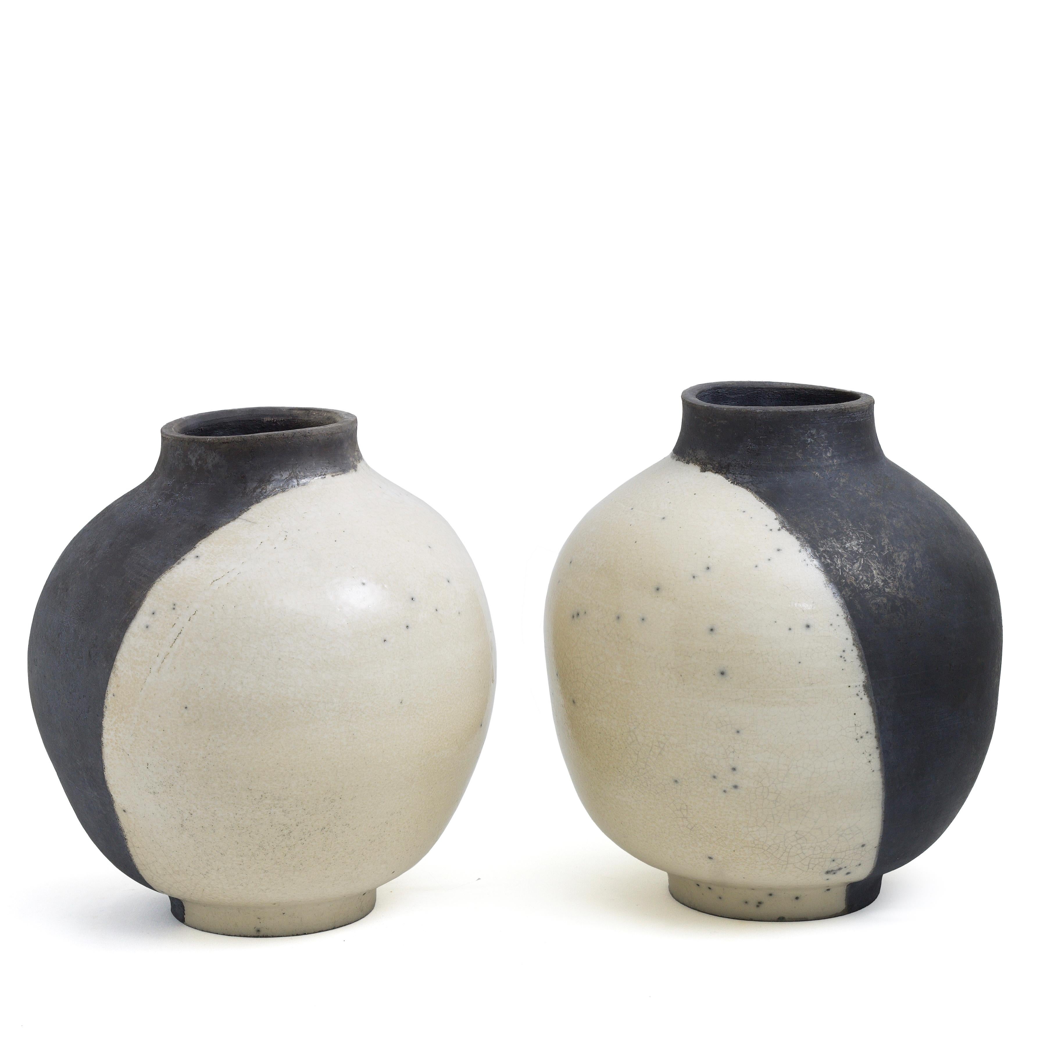 Japanisches modernes minimalistisches LAAB-Schatten-Skulpturen-Set aus Raku-Keramik in Weiß und Schwarz (Moderne) im Angebot