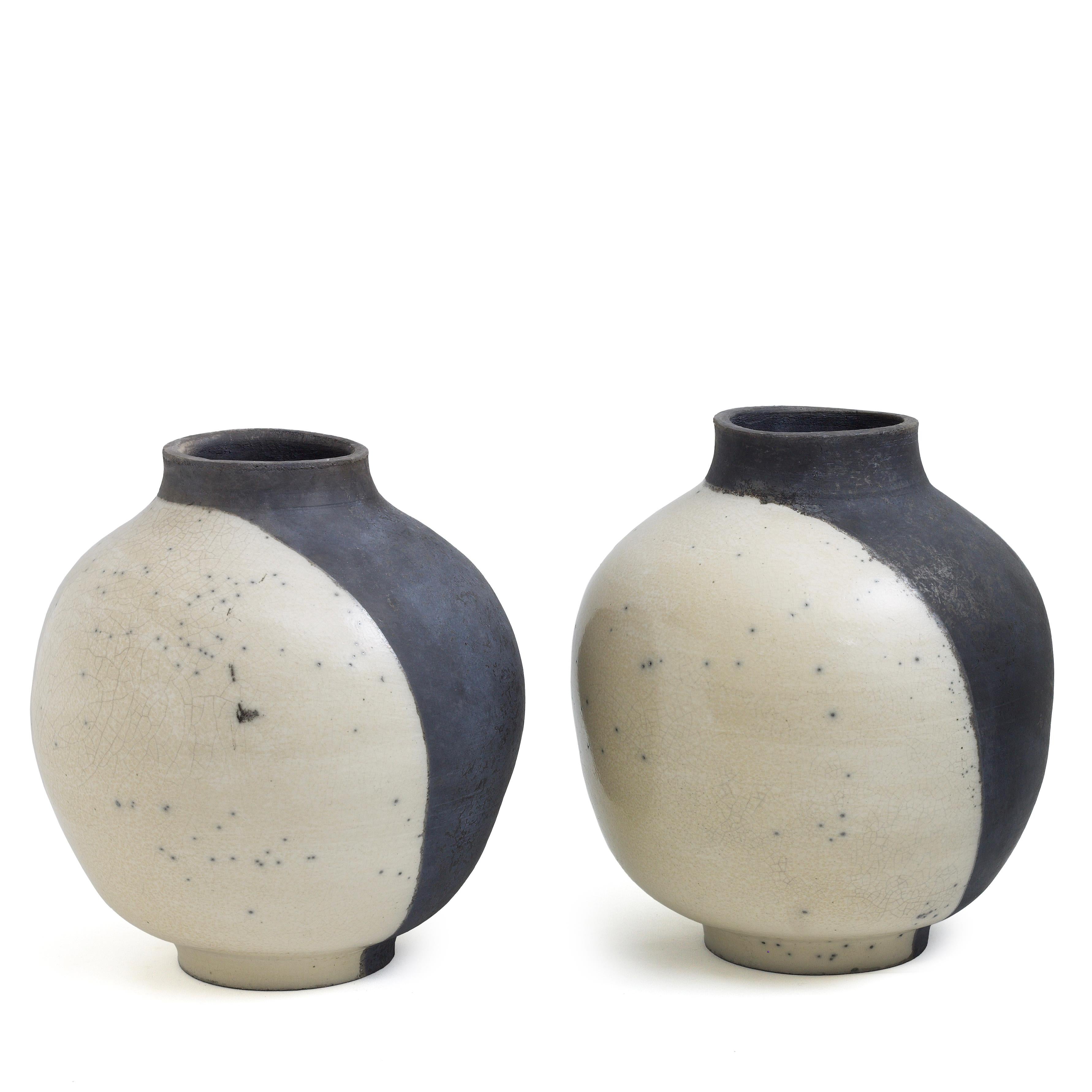Japanisches modernes minimalistisches LAAB-Schatten-Skulpturen-Set aus Raku-Keramik in Weiß und Schwarz (Italienisch) im Angebot