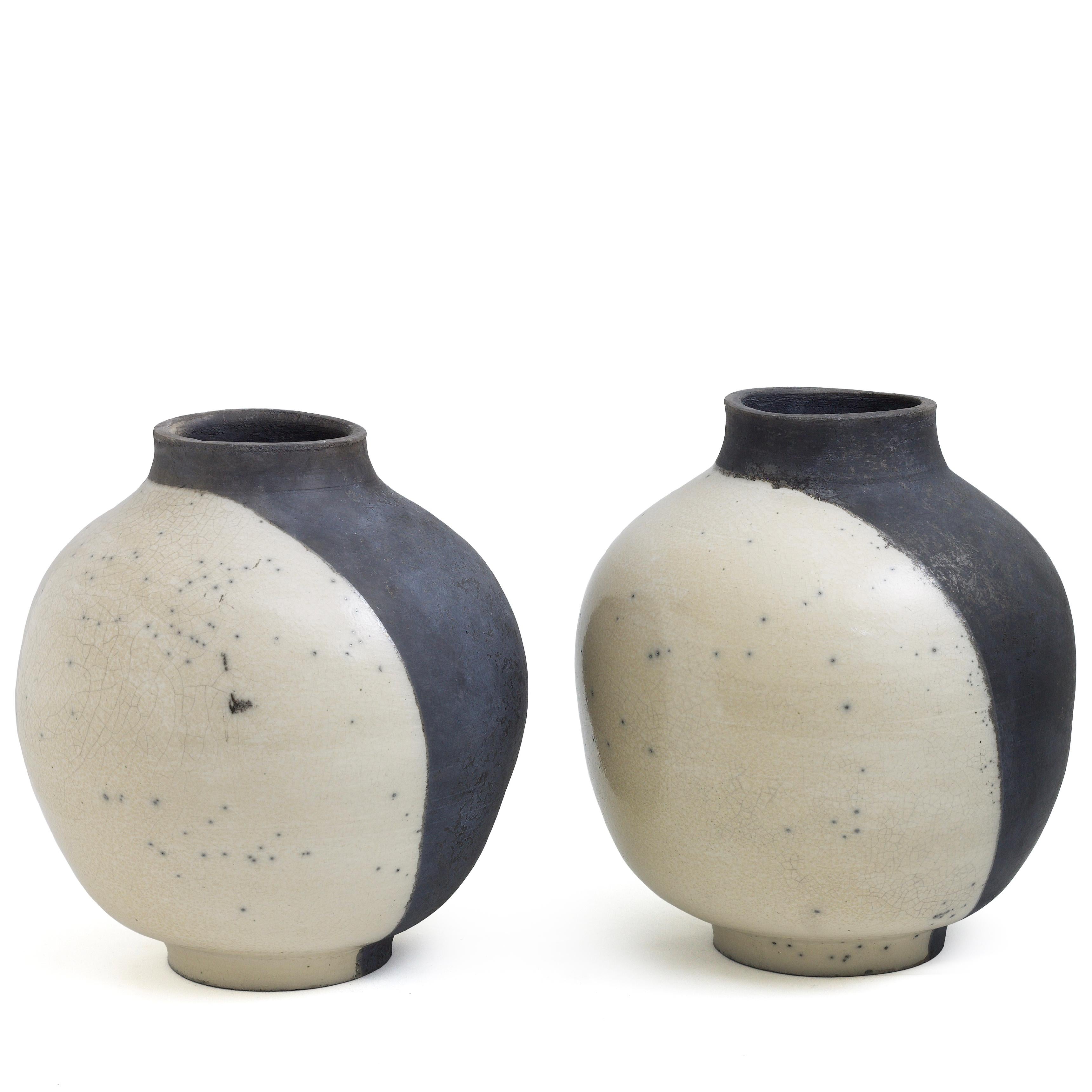 Japanisches modernes minimalistisches LAAB-Schatten-Skulpturen-Set aus Raku-Keramik in Weiß und Schwarz (Handgefertigt) im Angebot