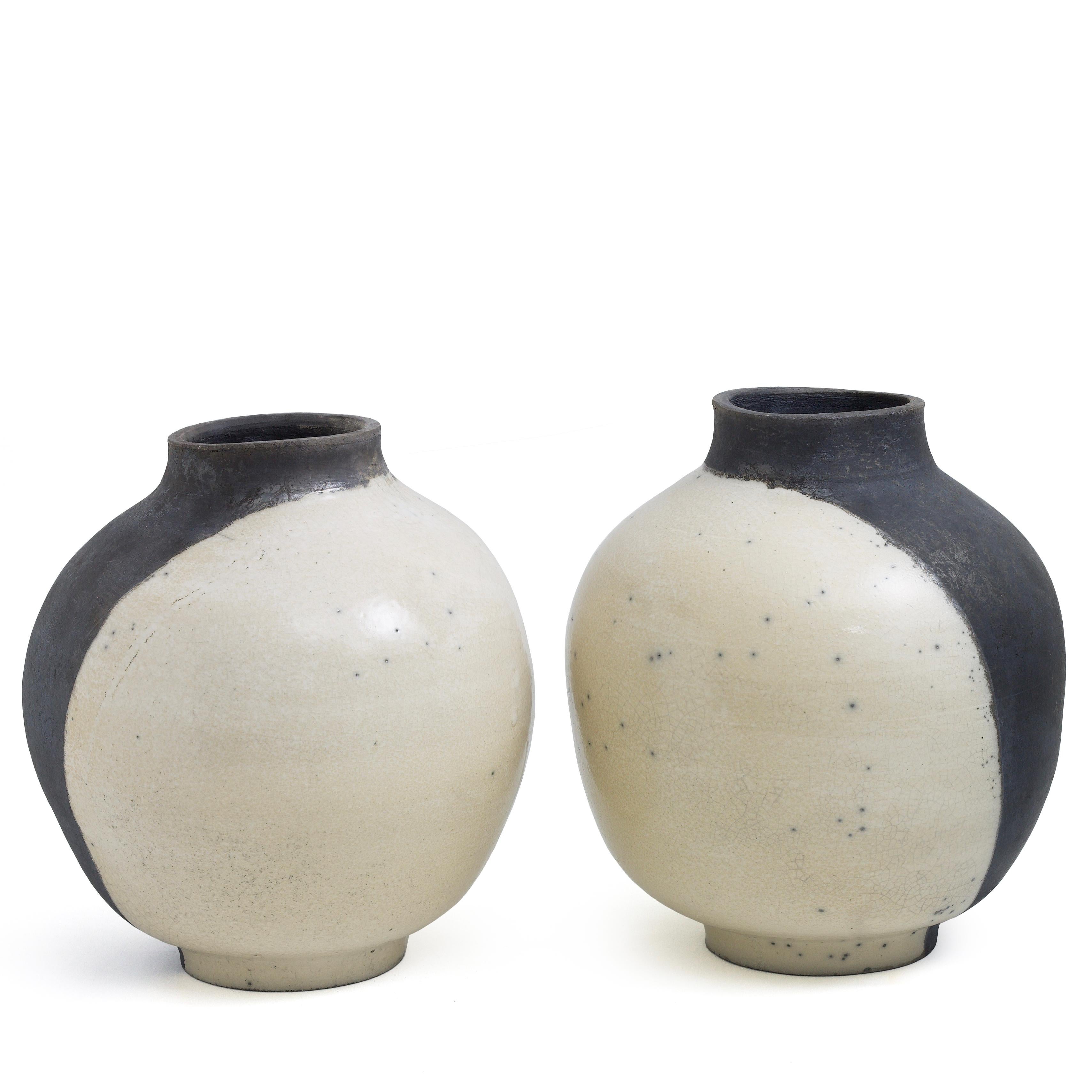Japanisches modernes minimalistisches LAAB-Schatten-Skulpturen-Set aus Raku-Keramik in Weiß und Schwarz im Zustand „Neu“ im Angebot in monza, Monza and Brianza