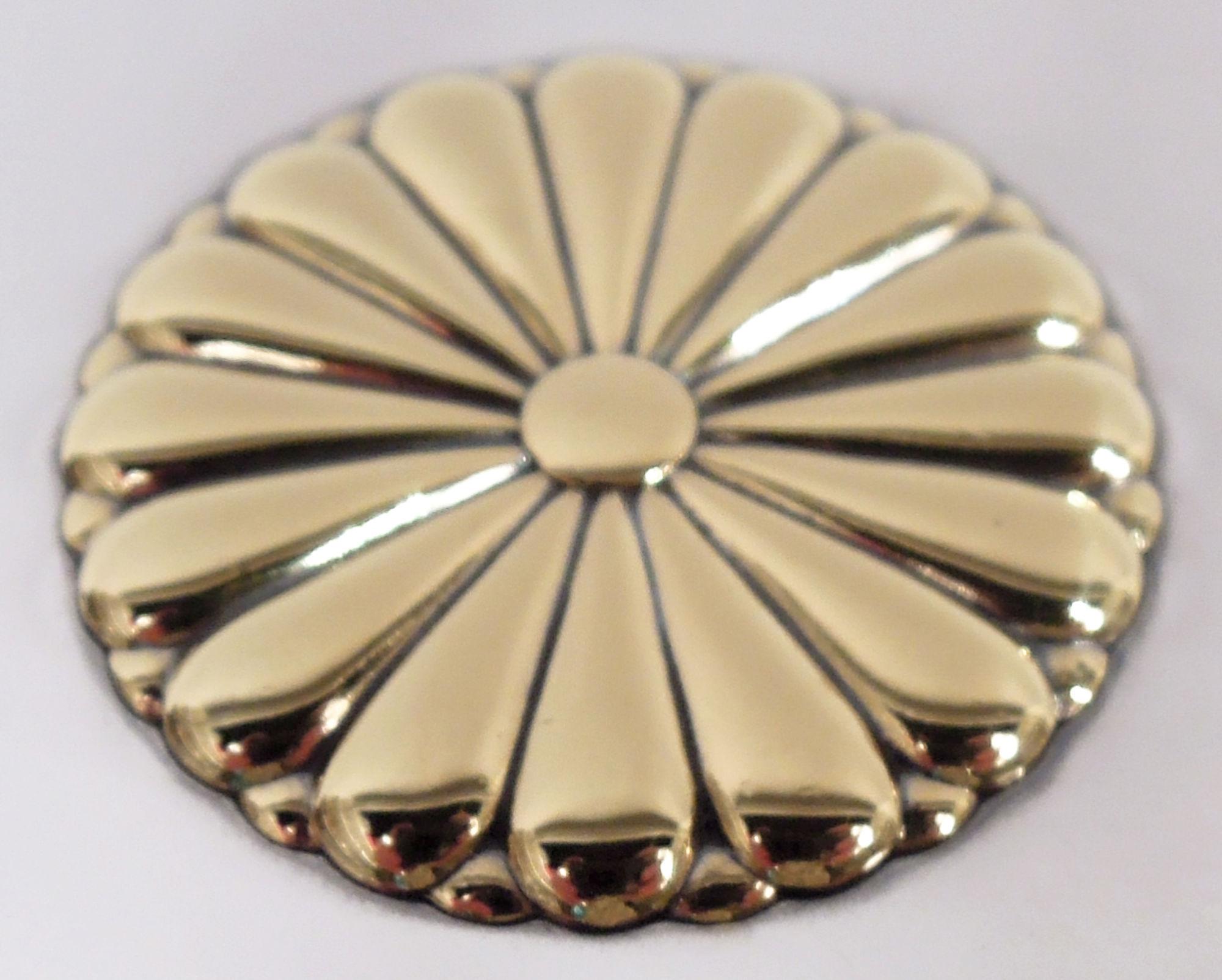 Scatola d'argento giapponese moderna, 1920 circa. Rettangolare con angoli curvi; supporti angolari. La parte superiore della copertina presenta una testa di fiore di crisantemo dorata applicata al centro e volute di nuvole incise agli angoli.