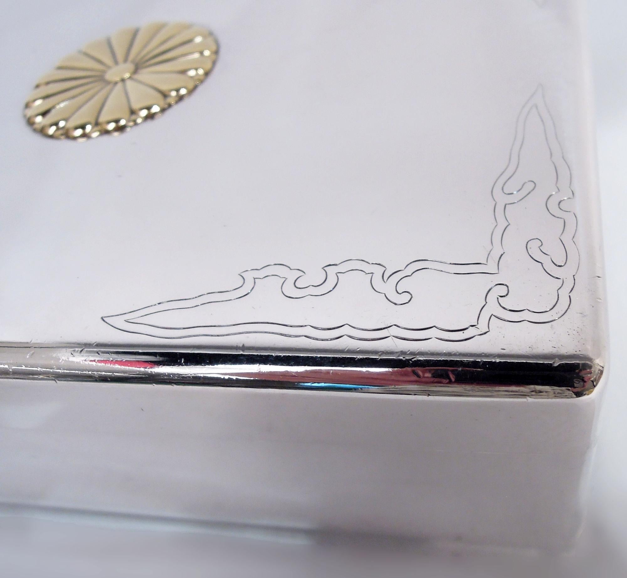 Meiji Scatola moderna giapponese in argento con crisantemo dorato in vendita