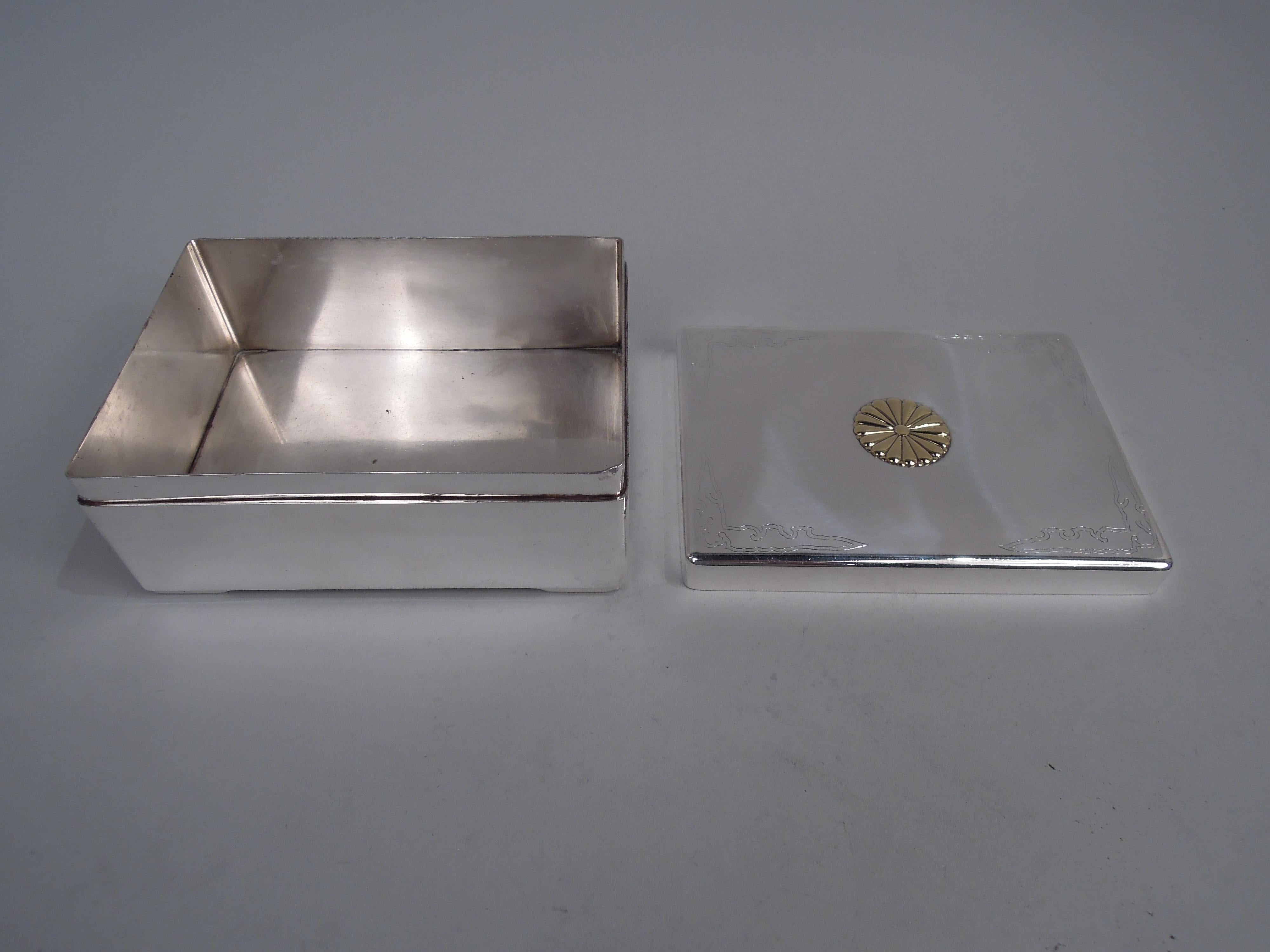 Giapponese Scatola moderna giapponese in argento con crisantemo dorato in vendita