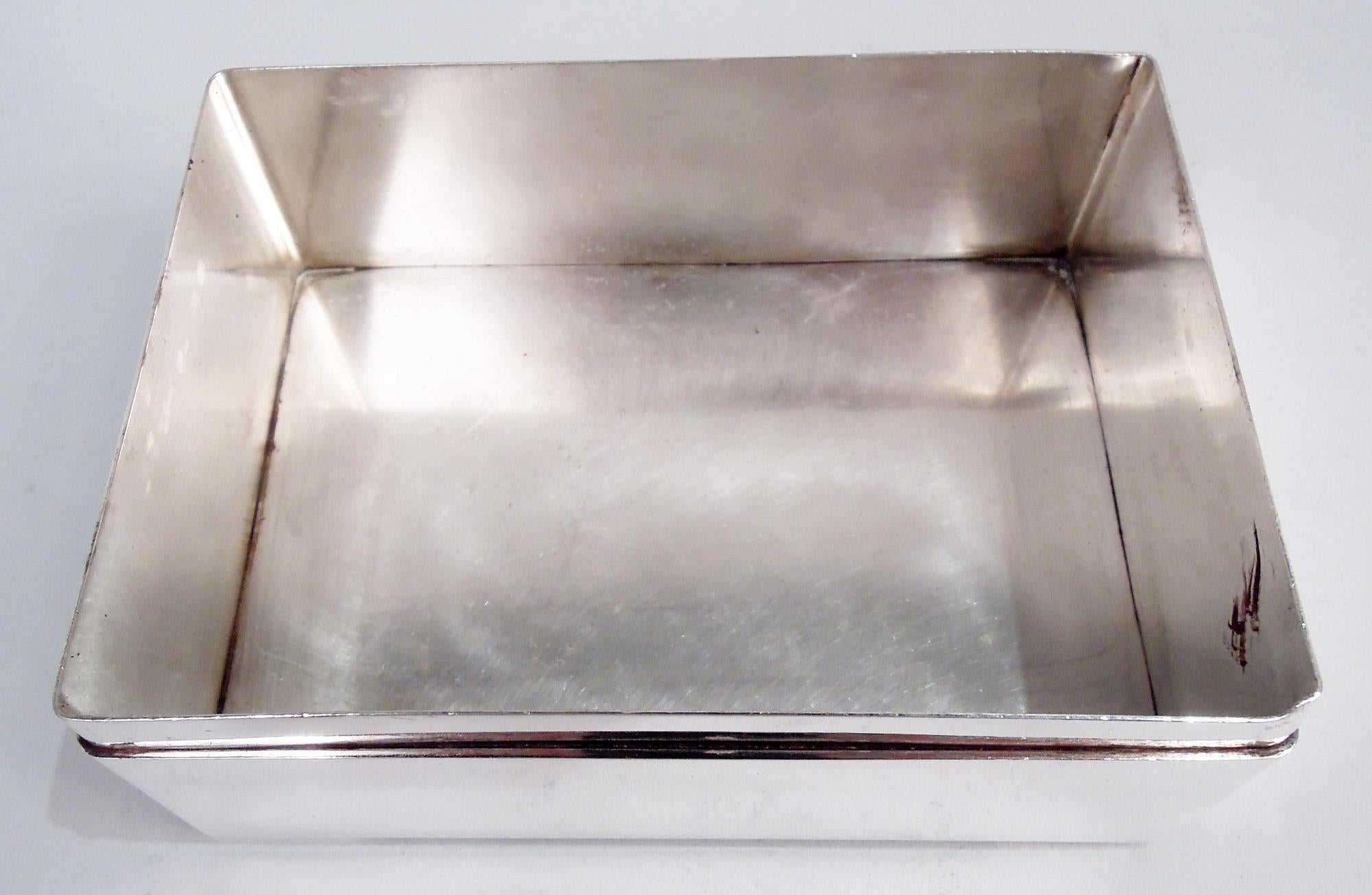 Argento Scatola moderna giapponese in argento con crisantemo dorato in vendita