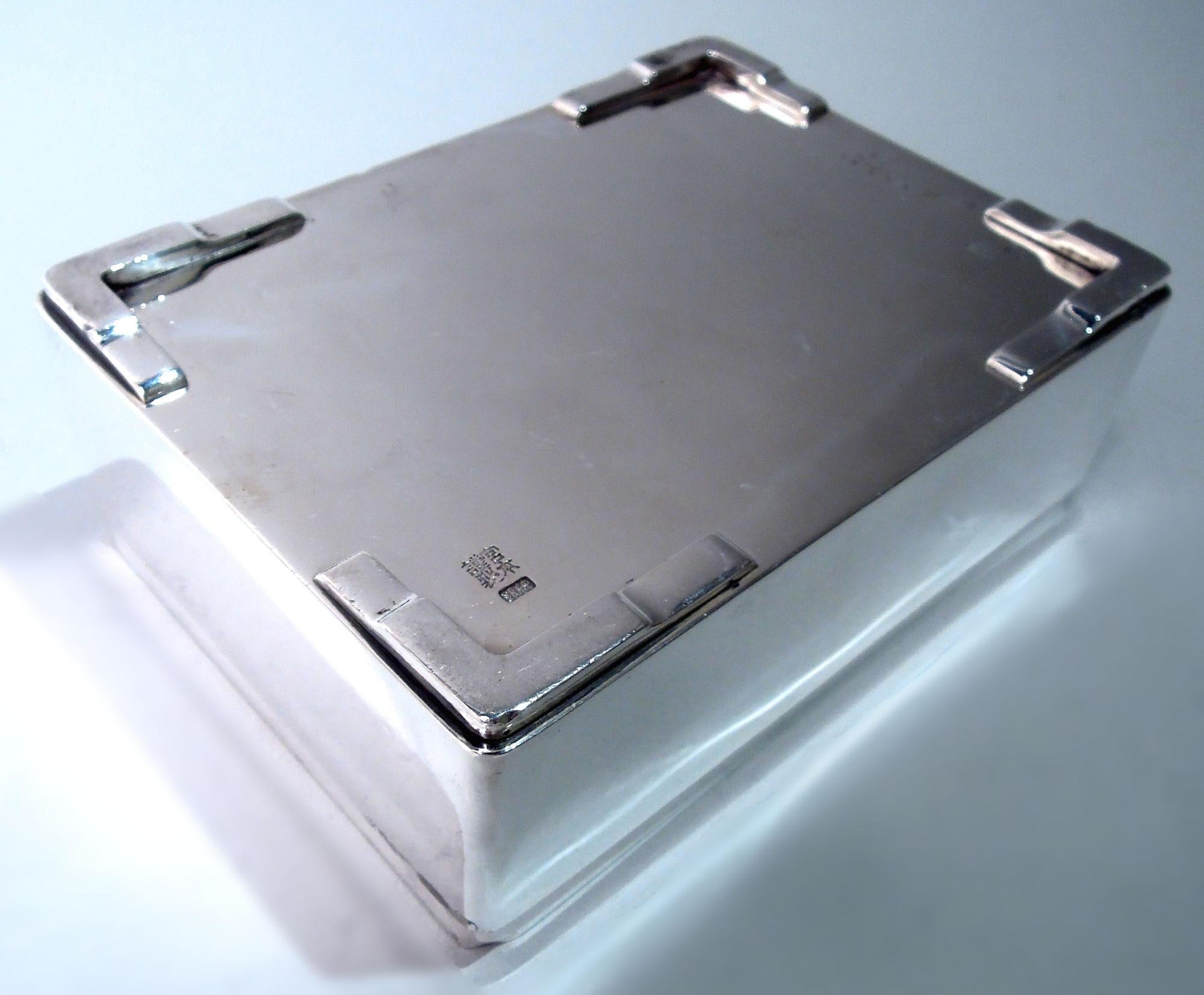 Scatola moderna giapponese in argento con crisantemo dorato in vendita 1