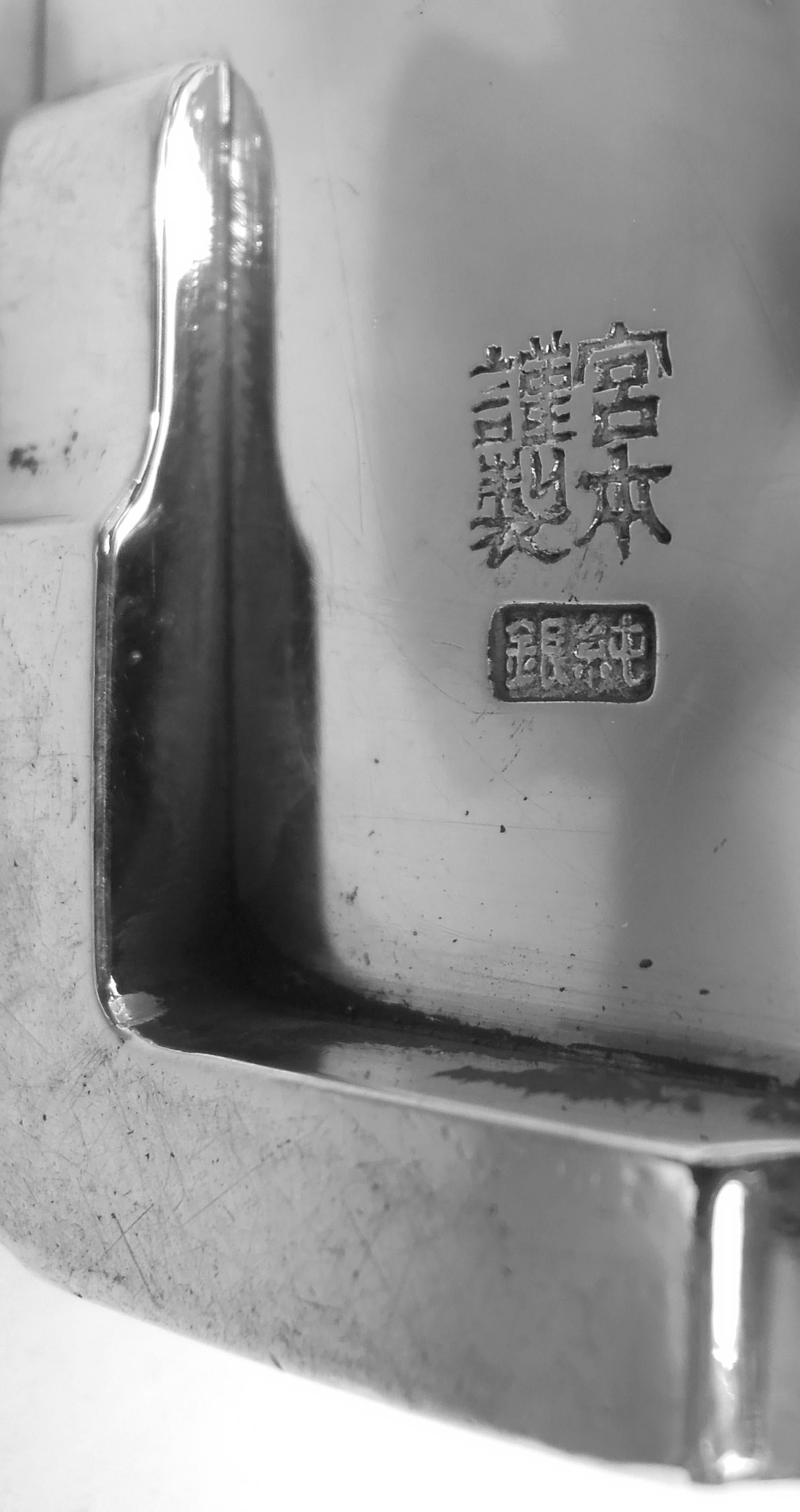 Scatola moderna giapponese in argento con crisantemo dorato in vendita 2