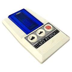 Videojuego japonés moderno de plástico blanco Ufo Attack de Tomy Electronic, años 80