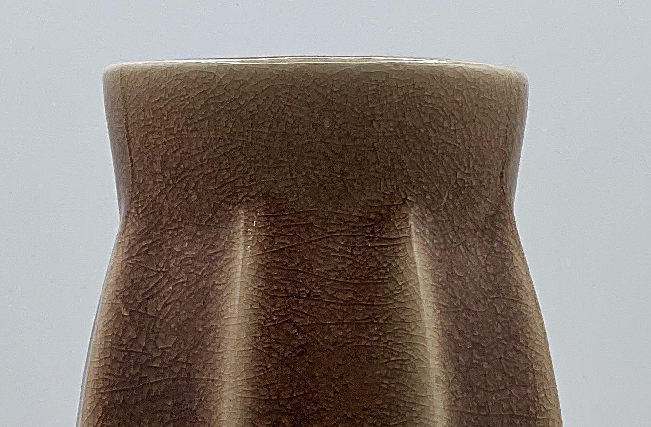 Vaso da fiori in ceramica Modernista Japanese Studio A, beige, circa anni '50 

DIMENSIONI:
Altezza: 11 pollici
Diametro: 4 pollici

SULLE CERAMICHE MODERNISTE GIAPPONESI DELLO STUDIO A
Le ceramiche Moderniste Giapponesi dello Studio A rappresentano