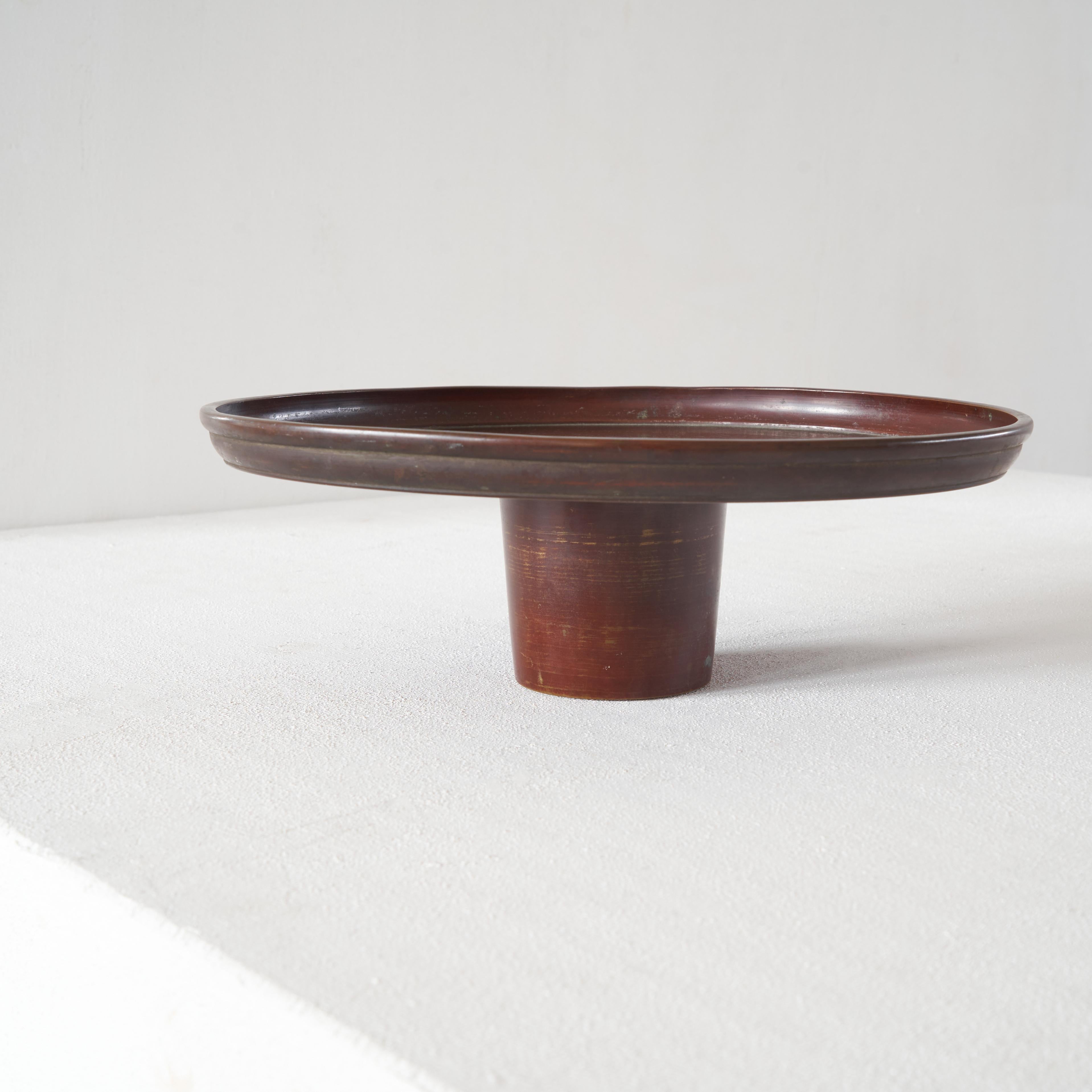Refined Japanese modernist bowl. Showa Era - 1926-1989, Japan.

Simple but powerful in shape and refined in detail, this modernist bowl will fascinate for years to come. From the beveled edge to the ribbed inside, the design of this bowl is very