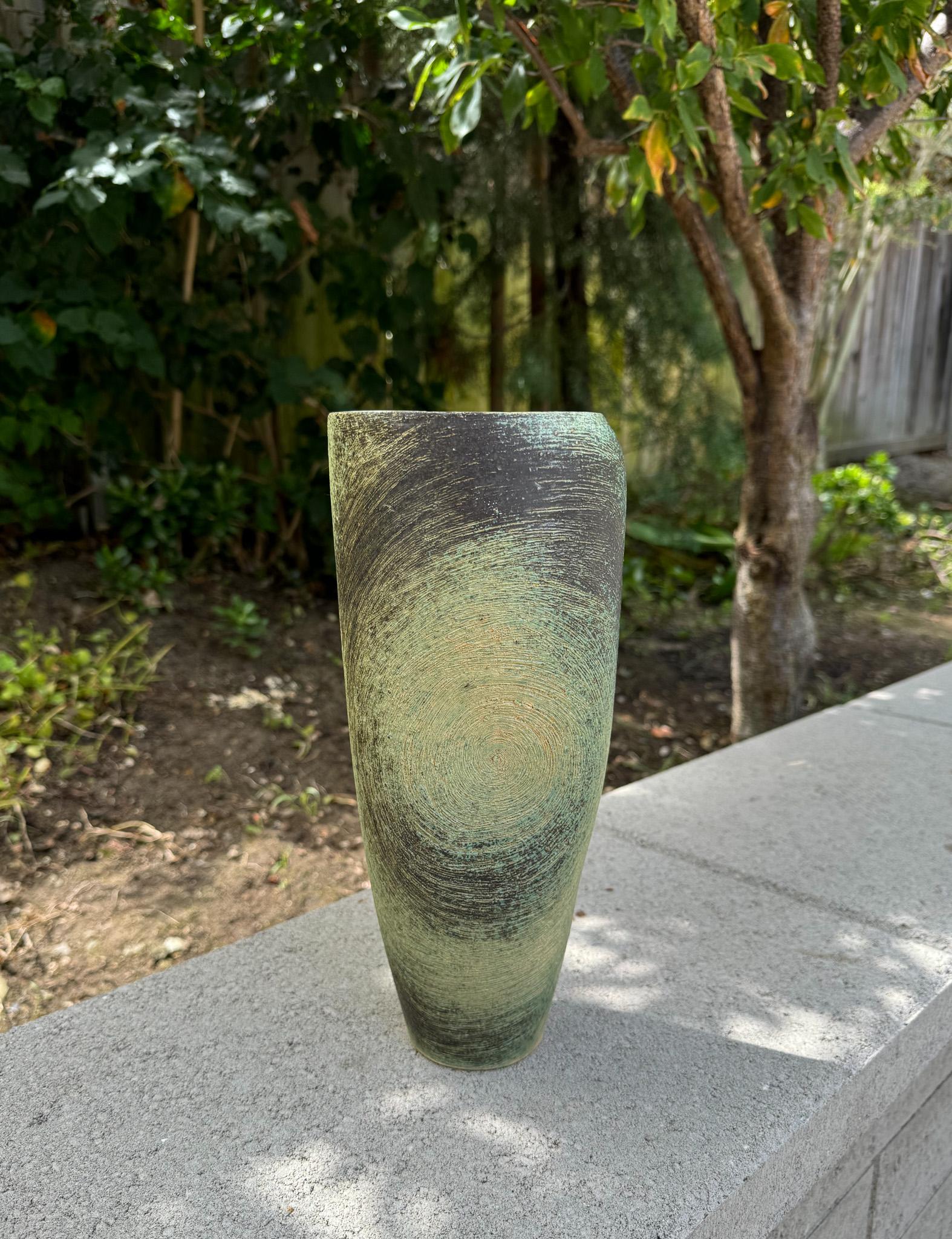 Japanische modernistische Ikebana-Keramikvase, Japan, 20. Jahrhundert im Angebot 7