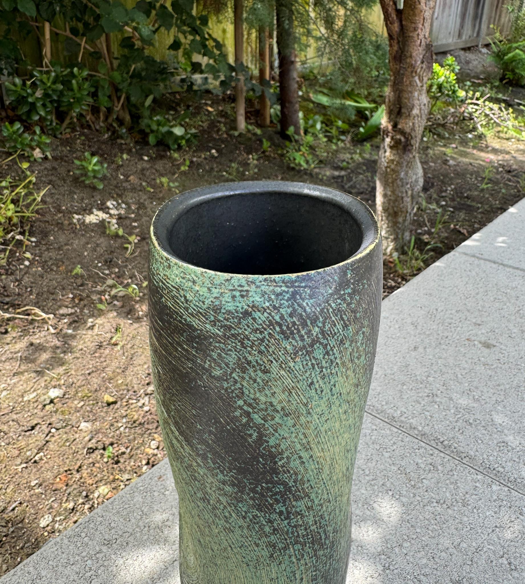 Japanische modernistische Ikebana-Keramikvase, Japan, 20. Jahrhundert im Angebot 12