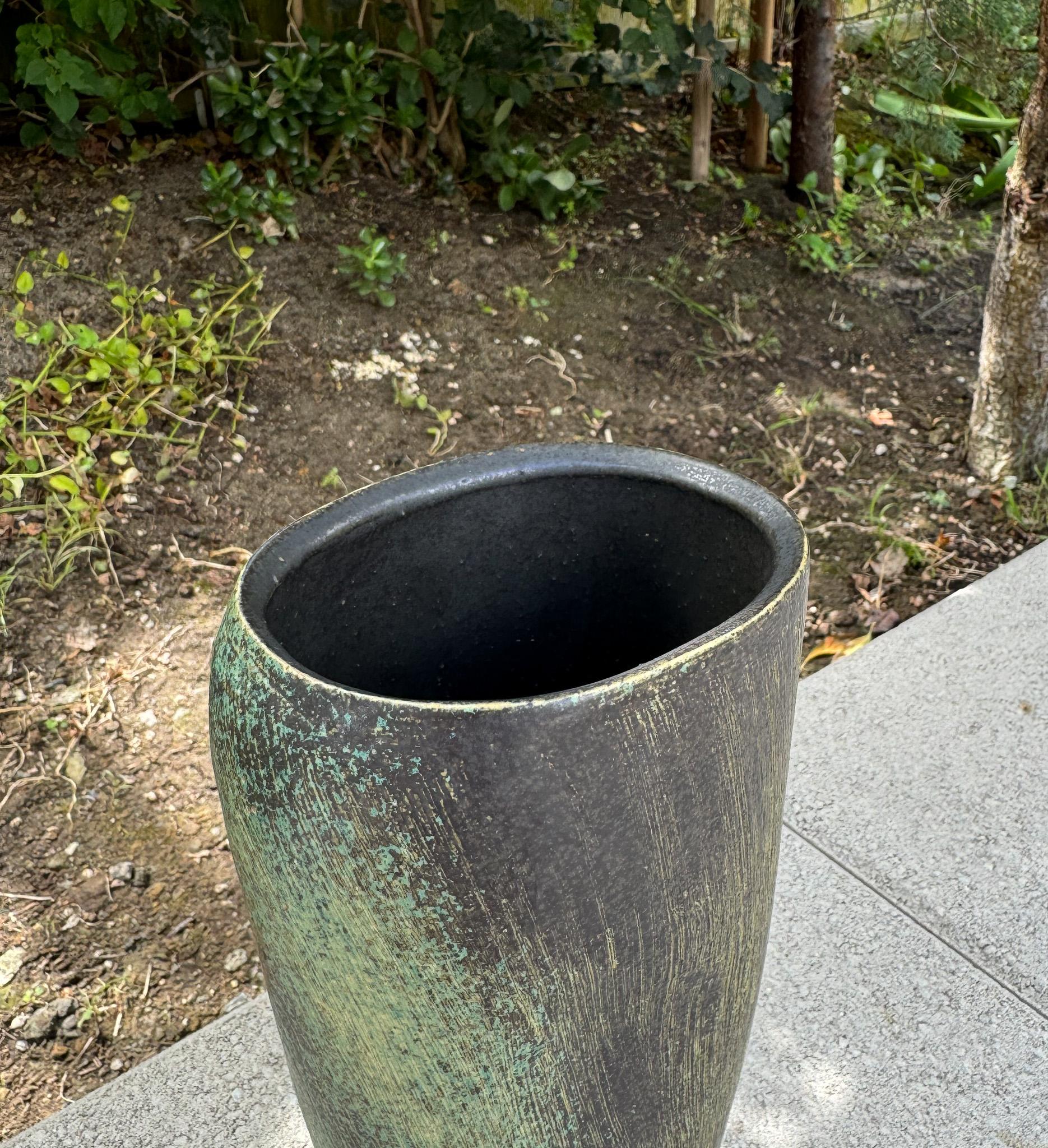 Japanische modernistische Ikebana-Keramikvase, Japan, 20. Jahrhundert im Angebot 1
