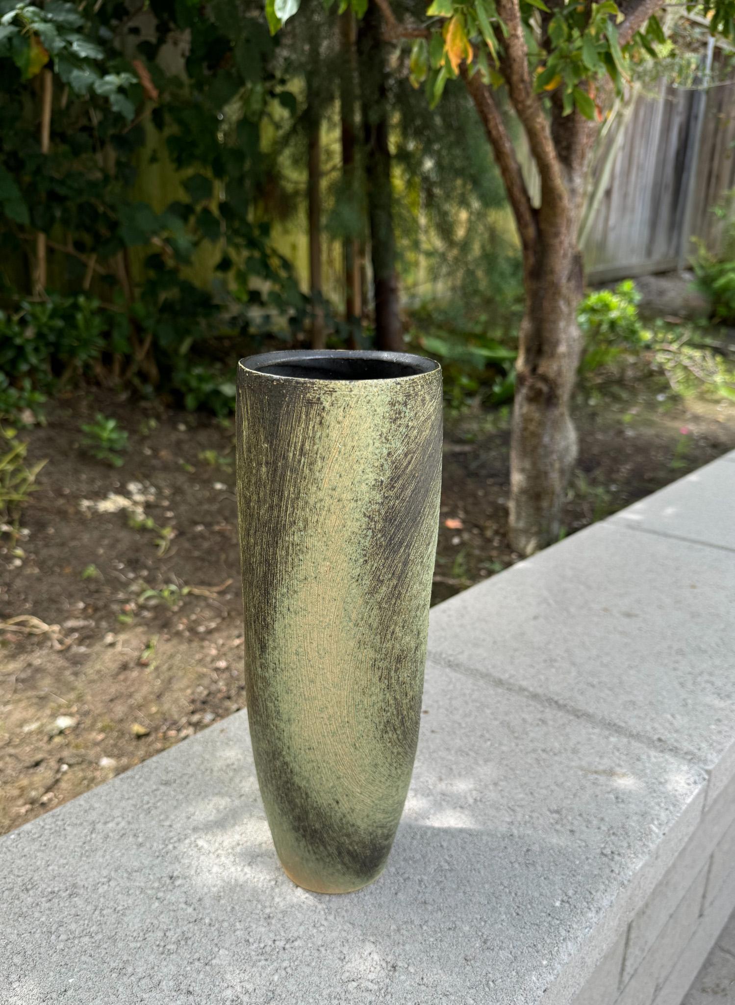 Japanische modernistische Ikebana-Keramikvase, Japan, 20. Jahrhundert im Angebot 3