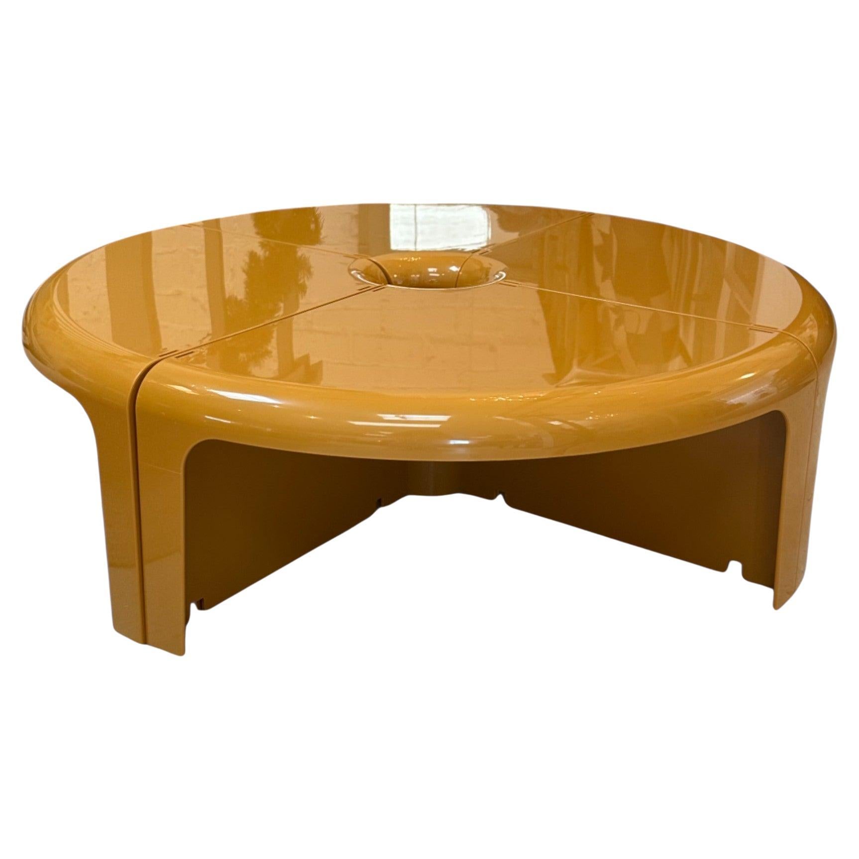 Cette table basse modulaire japonaise présente une finition ambre brillante et élégante et un design polyvalent. Ses composants modulaires permettent des configurations créatives, s'adaptant facilement à différents espaces et besoins. Parfaite pour