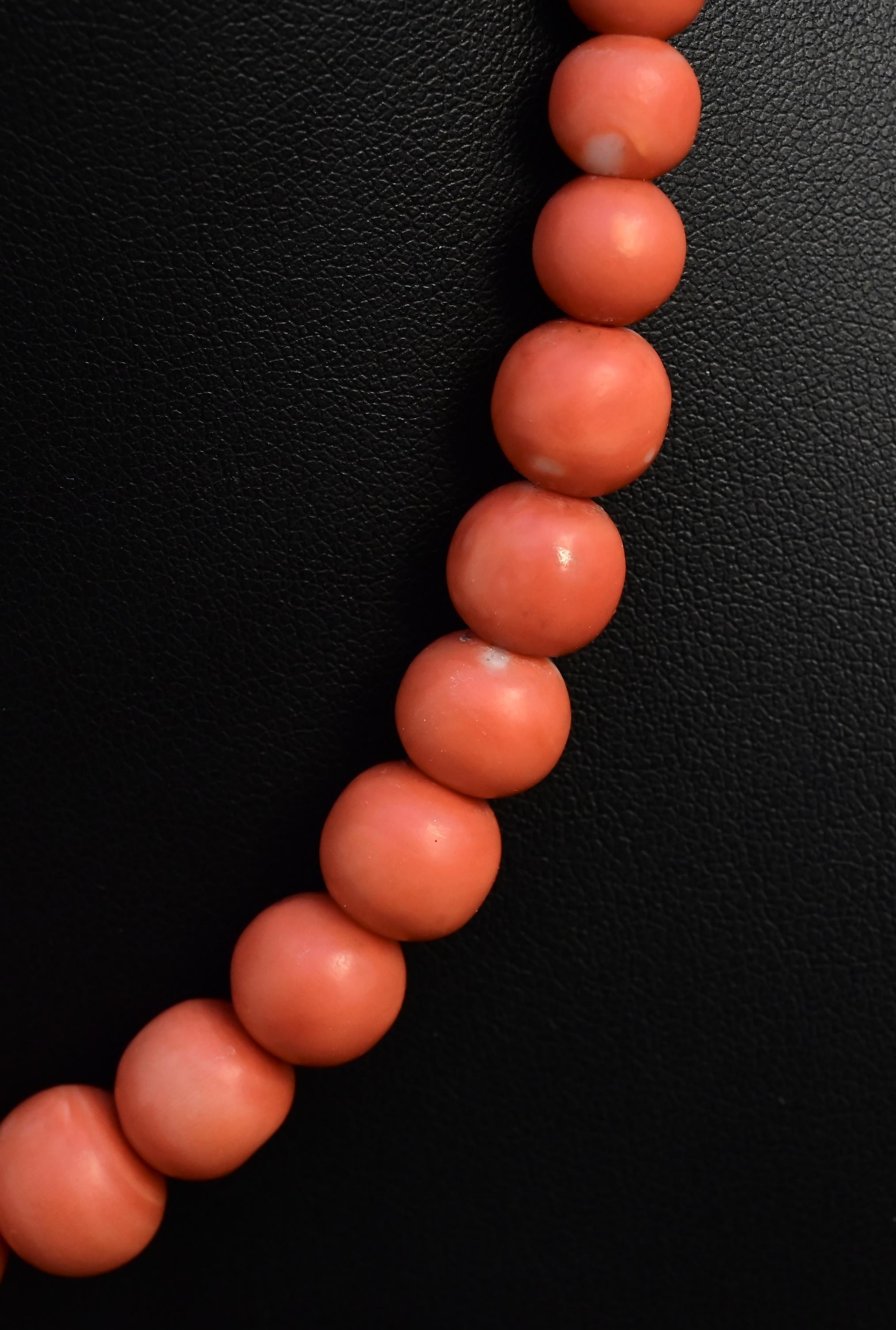 Japanese Momo Coral Bead Necklace with 14K Gold Clasp – 17.5”, 51.15g For Sale 2