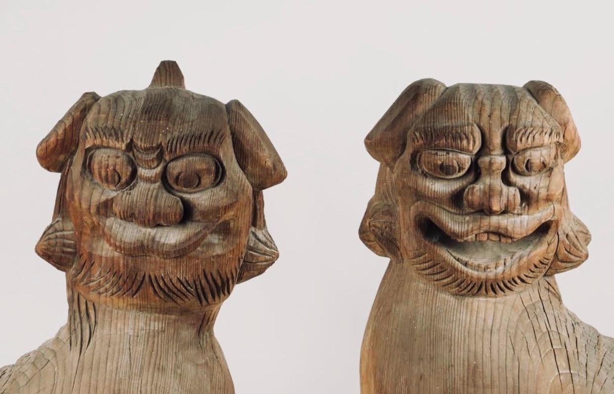 Japanische geschnitzte japanische Momoyama- Shinto-Tempel-Löwen-Hunde-Figuren aus Holz im Zustand „Gut“ im Angebot in New York, NY