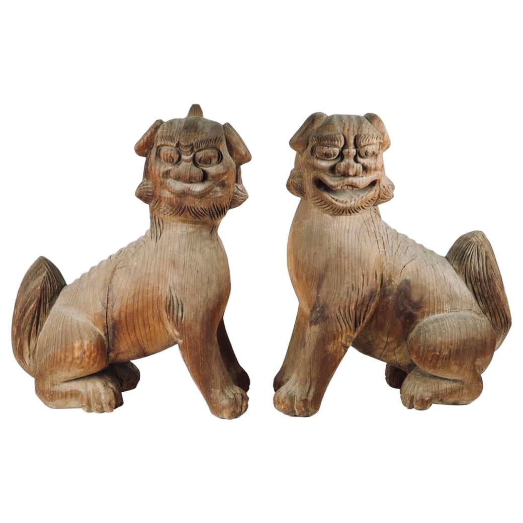 Japanische geschnitzte japanische Momoyama- Shinto-Tempel-Löwen-Hunde-Figuren aus Holz