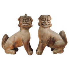 Japanische geschnitzte japanische Momoyama- Shinto-Tempel-Löwen-Hunde-Figuren aus Holz