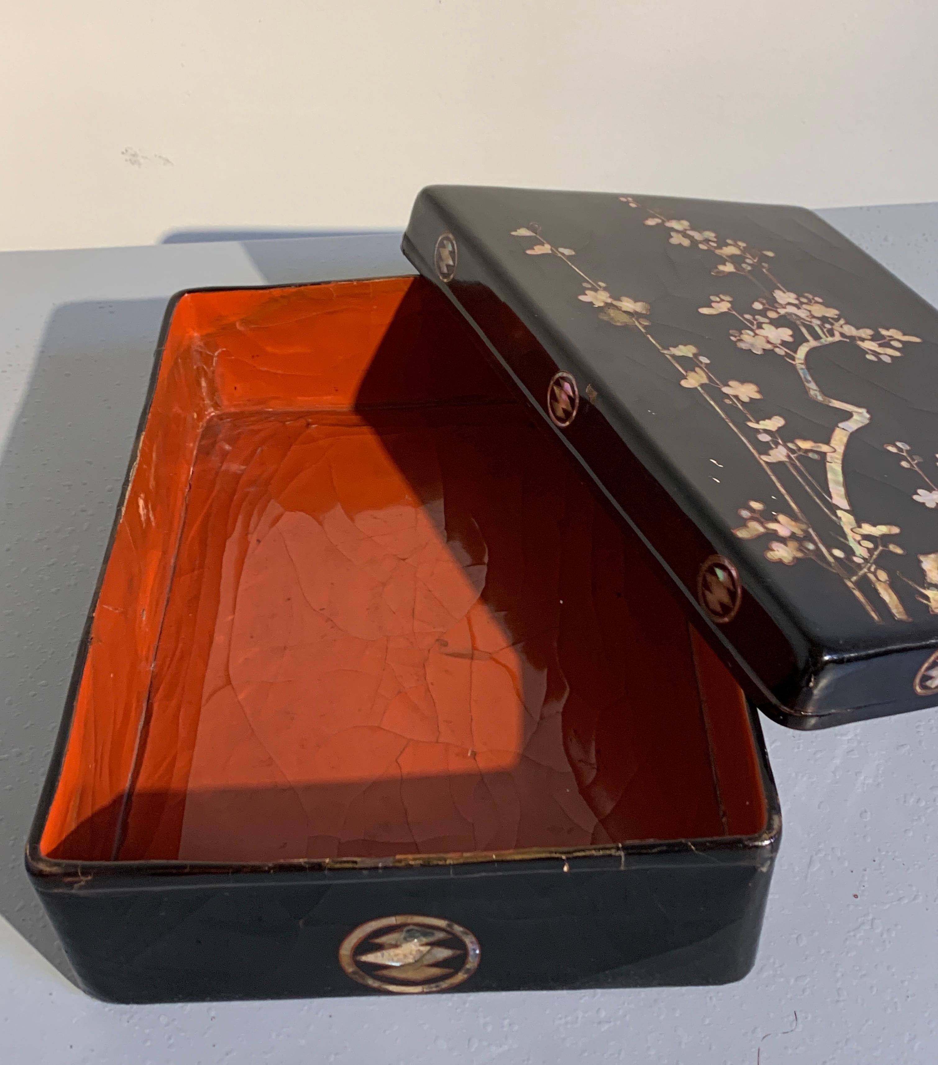 Japanese Momoyama Period Black Lacquer and Mother of Pearl Box, 16th Century For Sale 3