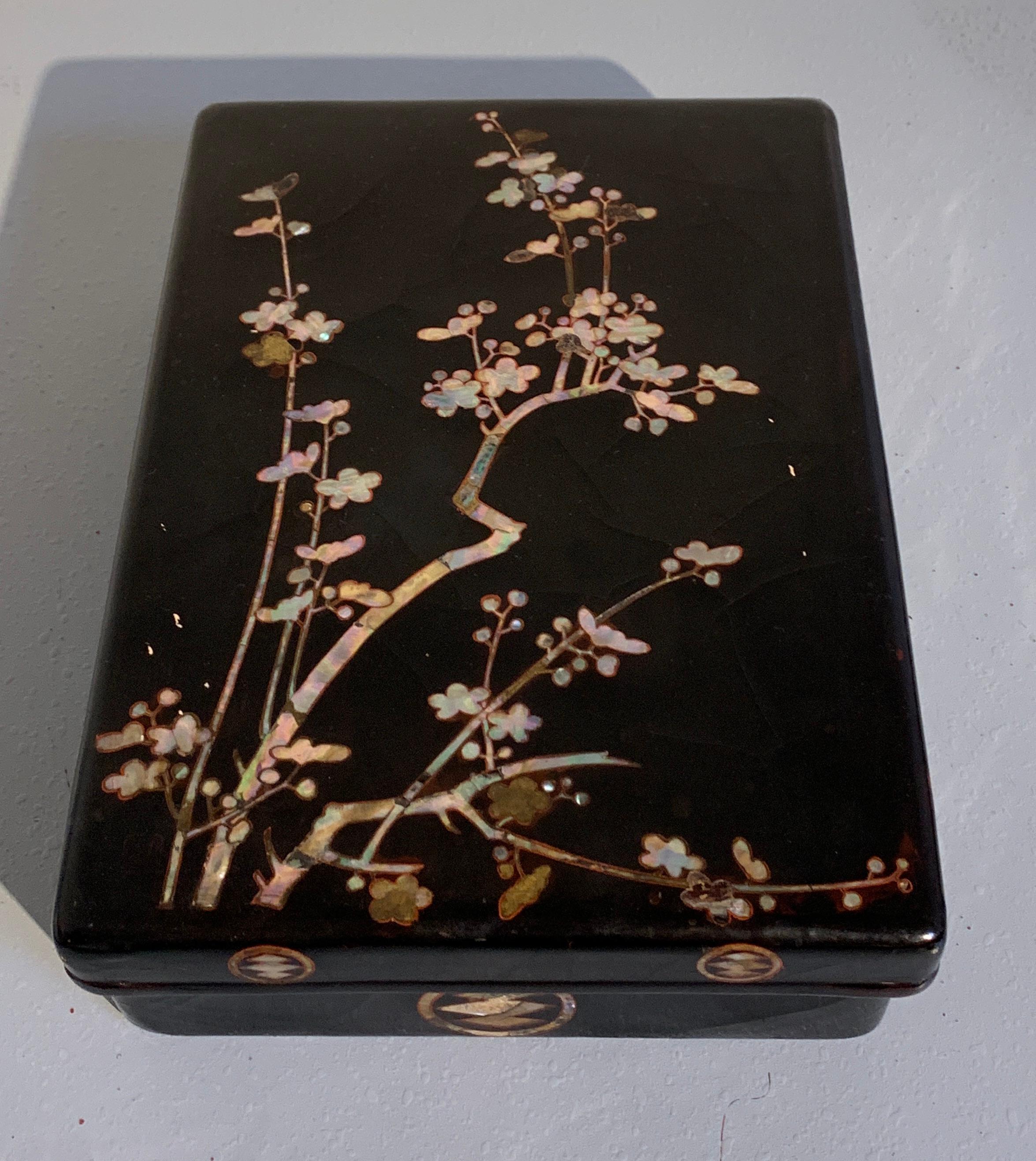 Une fine et inhabituelle boîte japonaise en laque noire et incrustations de nacre, période Momoyama, XVIe siècle, Japon. 

La grande boîte et le couvercle présentent un motif de branches de prunier en fleur, rendu en nacre sur de la laque noire.