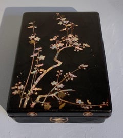 Japanische Schachtel aus schwarzem Lack und Perlmutt aus der japanischen Momoyama-Periode, 16. Jahrhundert