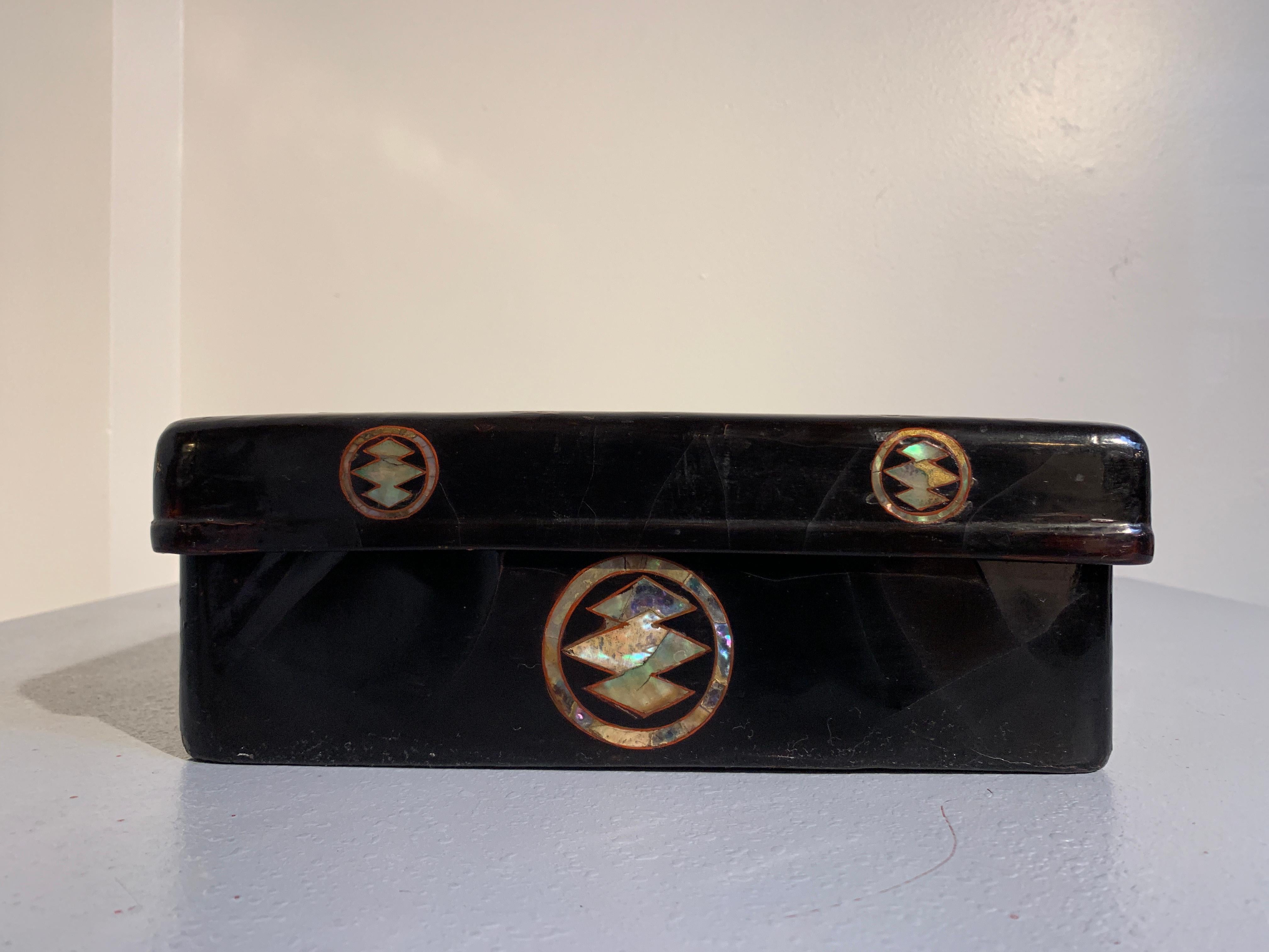 Japanese Momoyama Period Black Lacquer and Mother of Pearl Box, 16th Century In Distressed Condition For Sale In Austin, TX