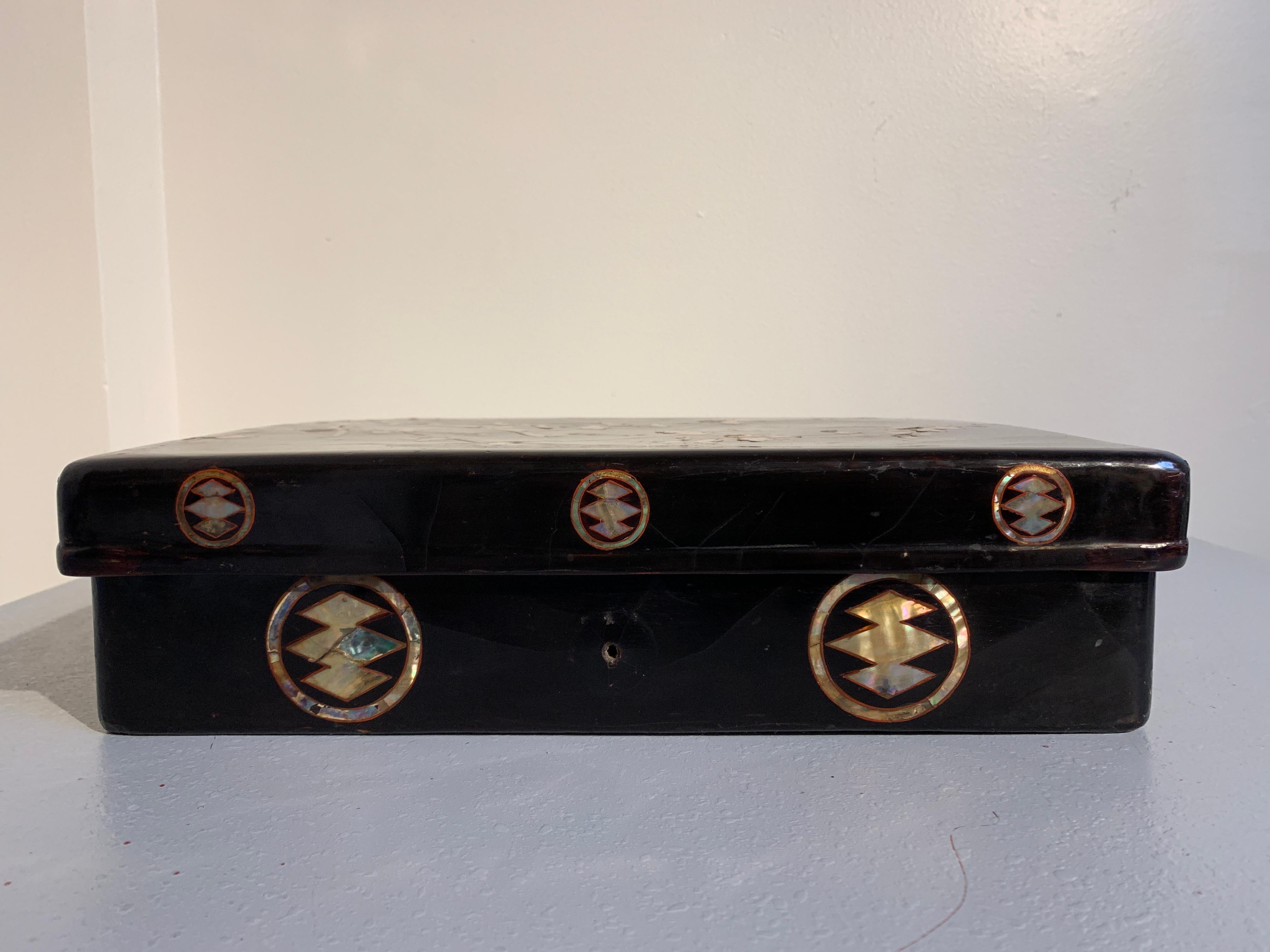 Japanese Momoyama Period Black Lacquer and Mother of Pearl Box, 16th Century For Sale 2