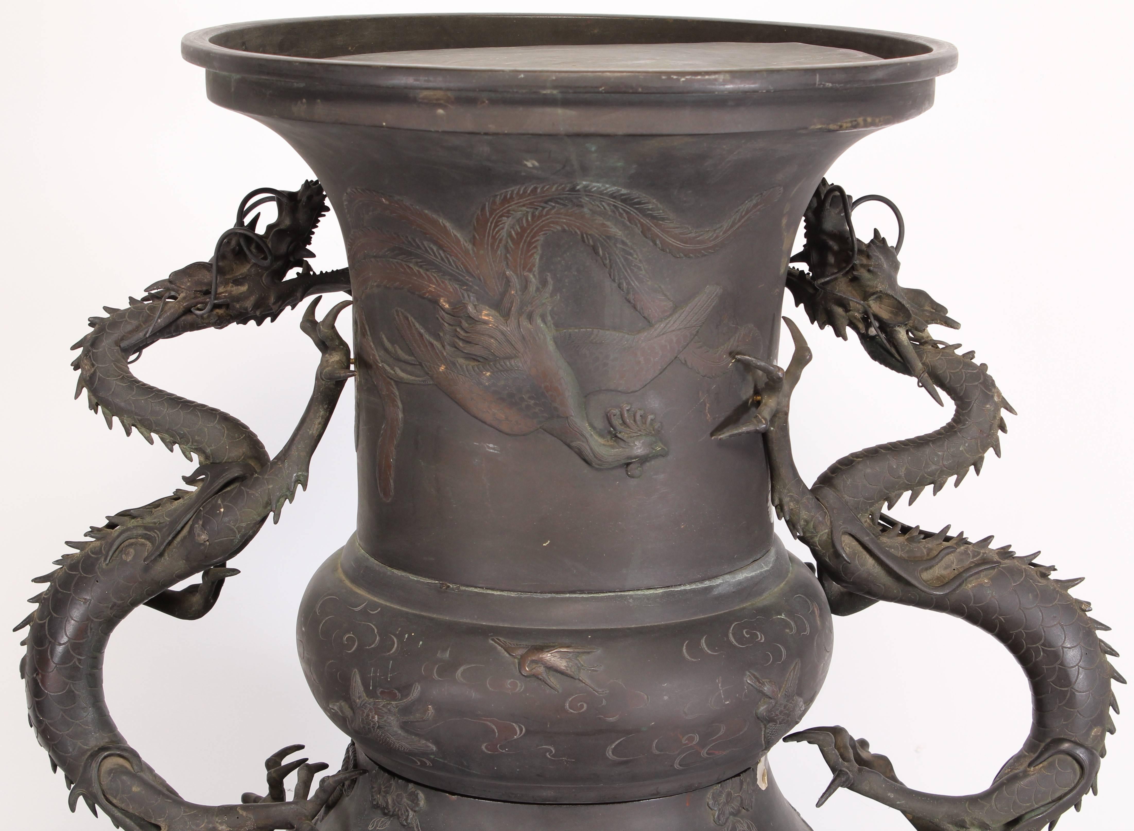 Jarrón japonés monumental Meiji de bronce con forma de dragón siglo XIX