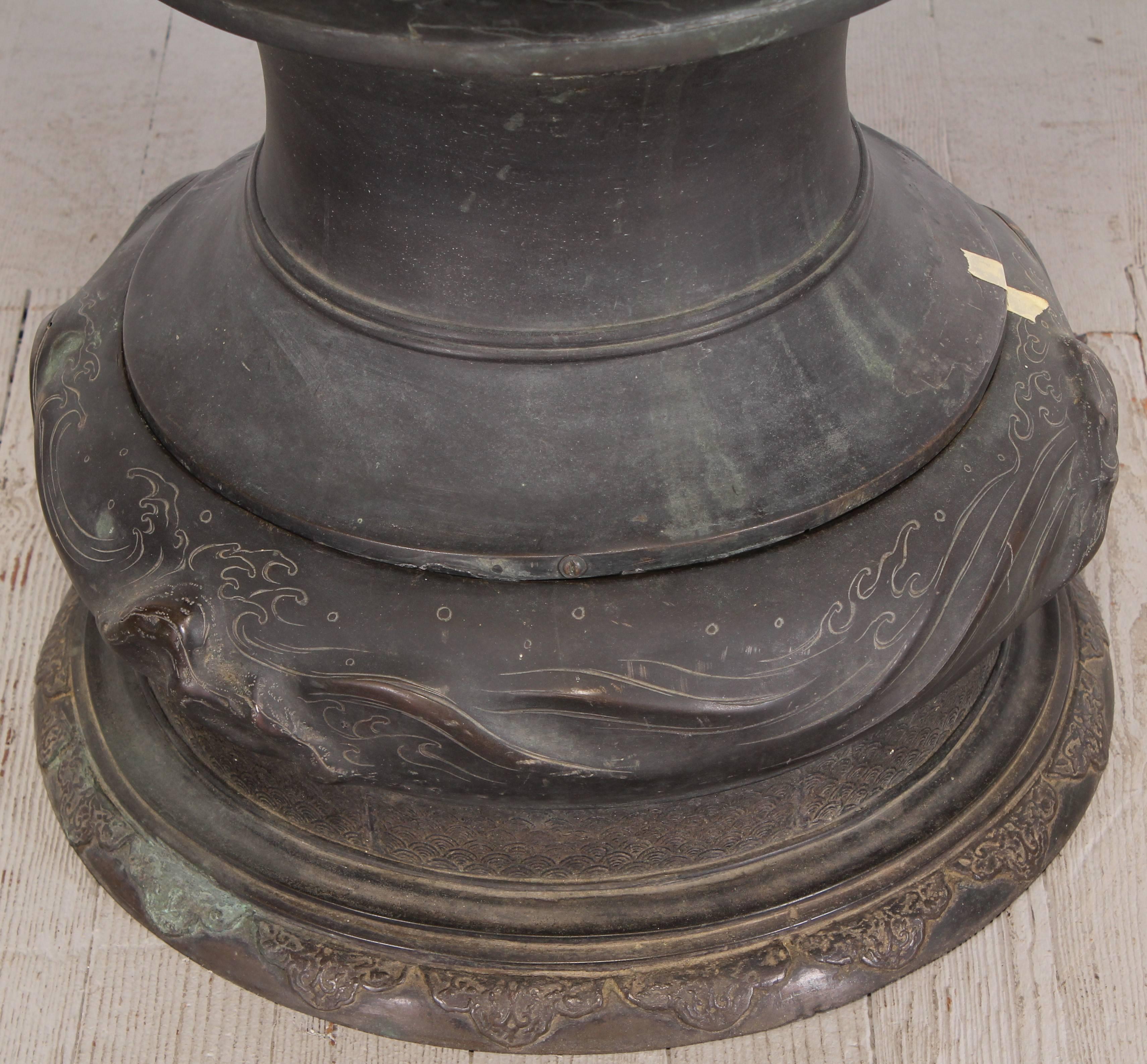 Jarrón japonés monumental Meiji de bronce con forma de dragón 3