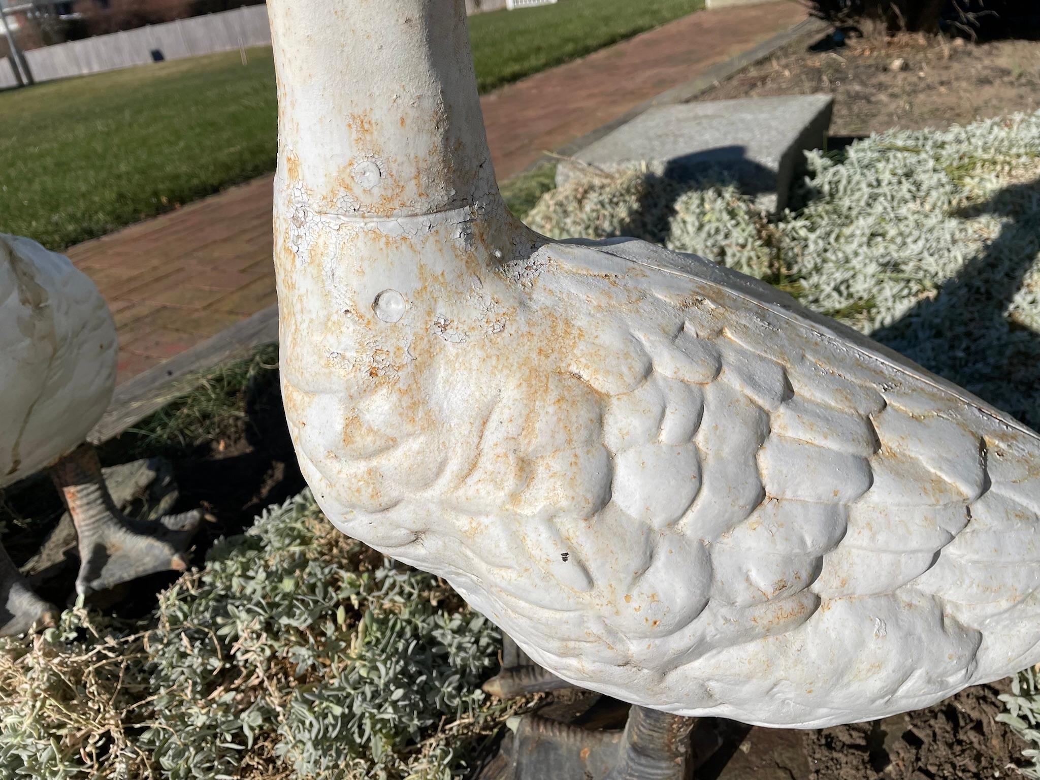 Enorme pareja de patos de jardín japoneses pintados a mano siglo XX en venta