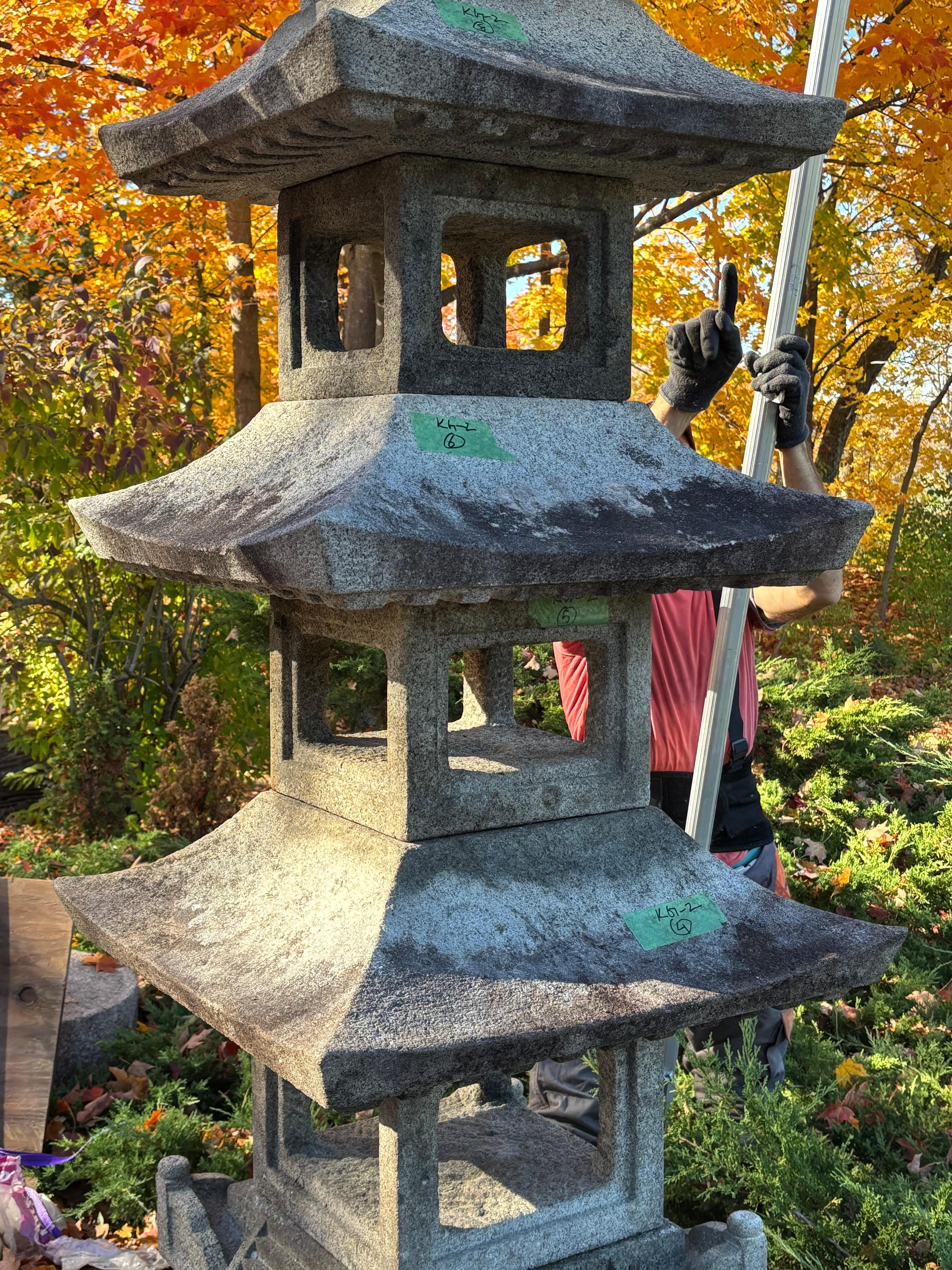 Pagode monumentale japonaise en pierre à cinq éléments, 150 pouces en vente 3