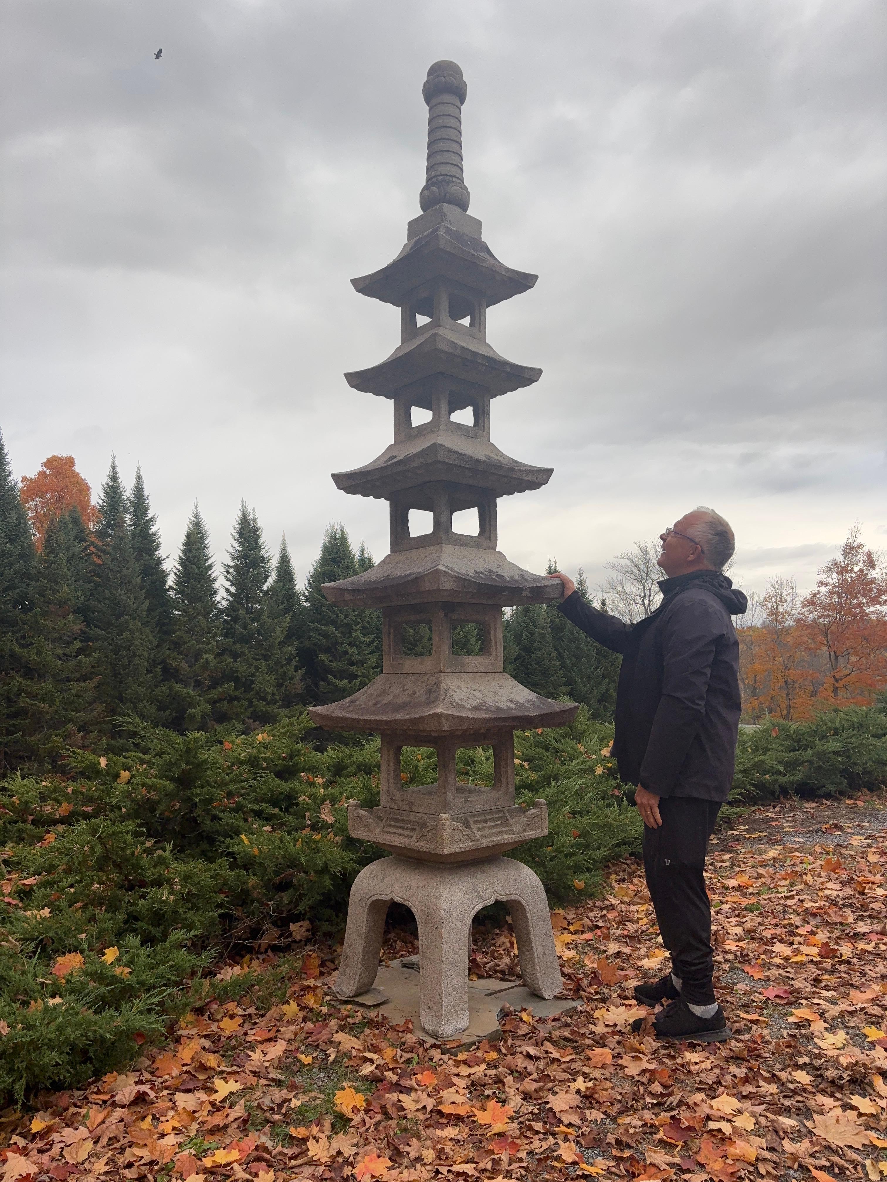 Lanterne Pagode Fine Garden - Un modèle d'excellence

Une représentation spirituelle de cinq éléments terrestres et célestes destinés à un beau jardin.

Veuillez visionner notre vidéo.

Cette lanterne de pagode japonaise monumentale en pierre