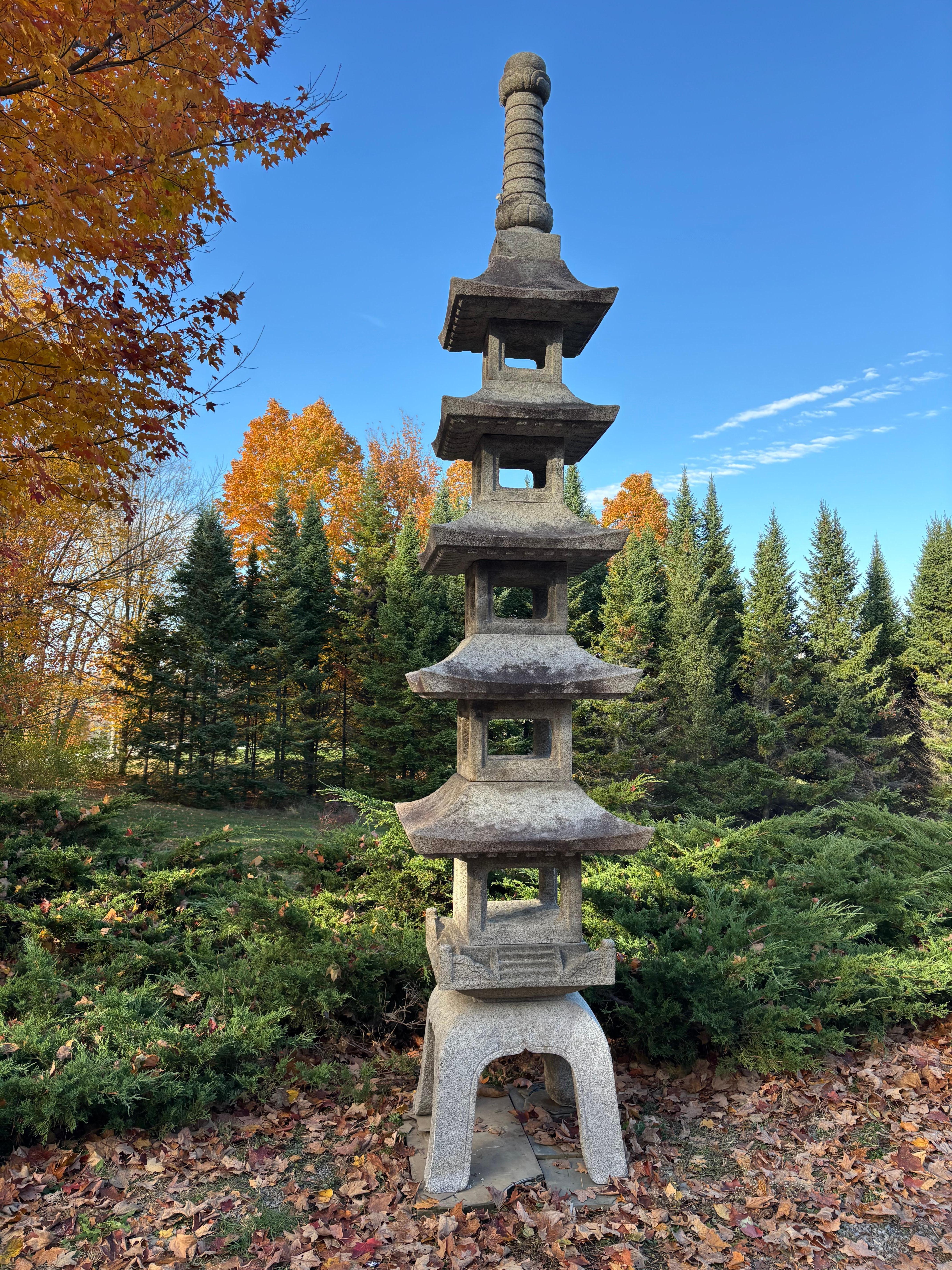 Japonais Pagode monumentale japonaise en pierre à cinq éléments, 150 pouces en vente