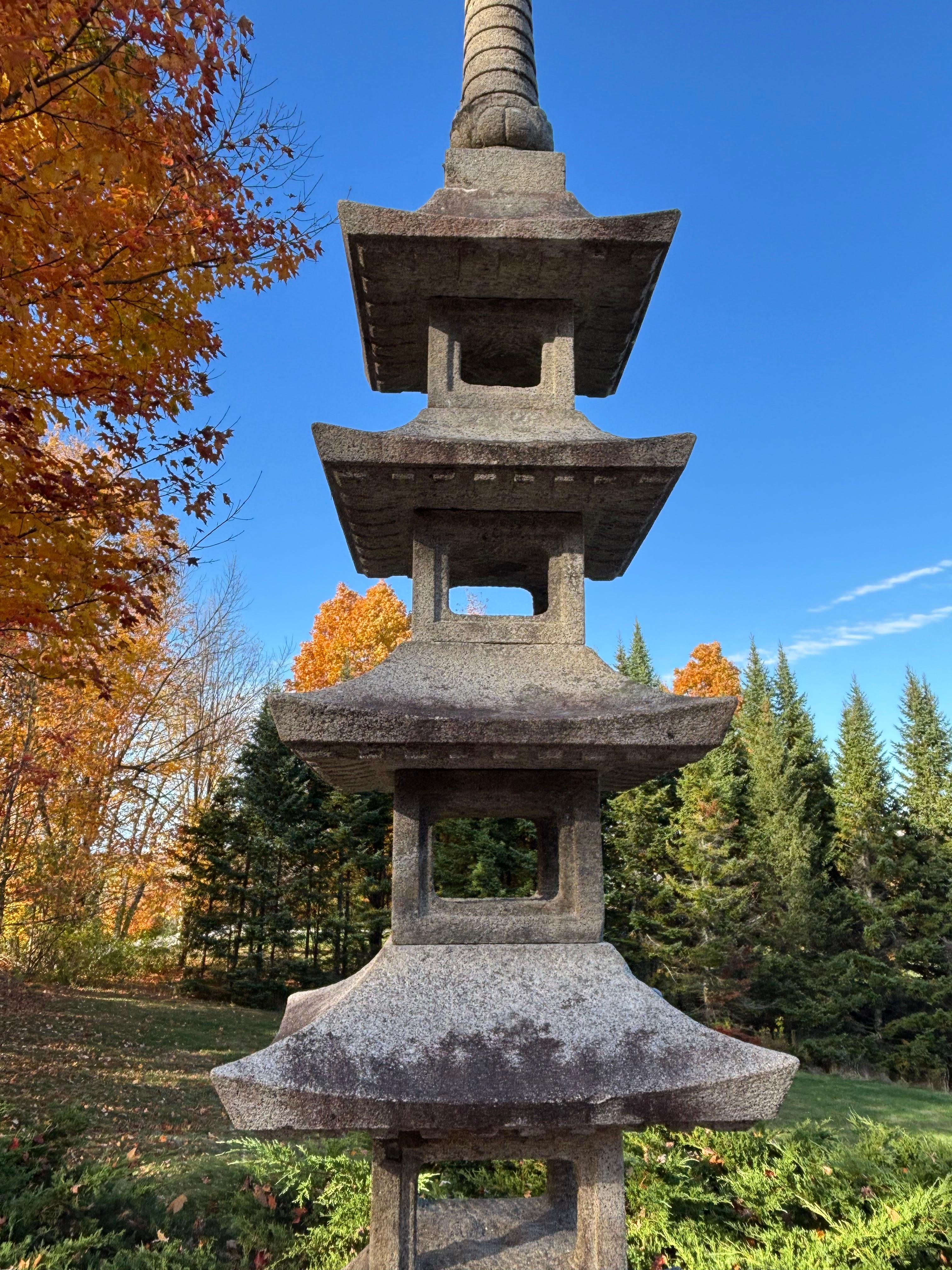Pagode monumentale japonaise en pierre à cinq éléments, 150 pouces Bon état - En vente à South Burlington, VT