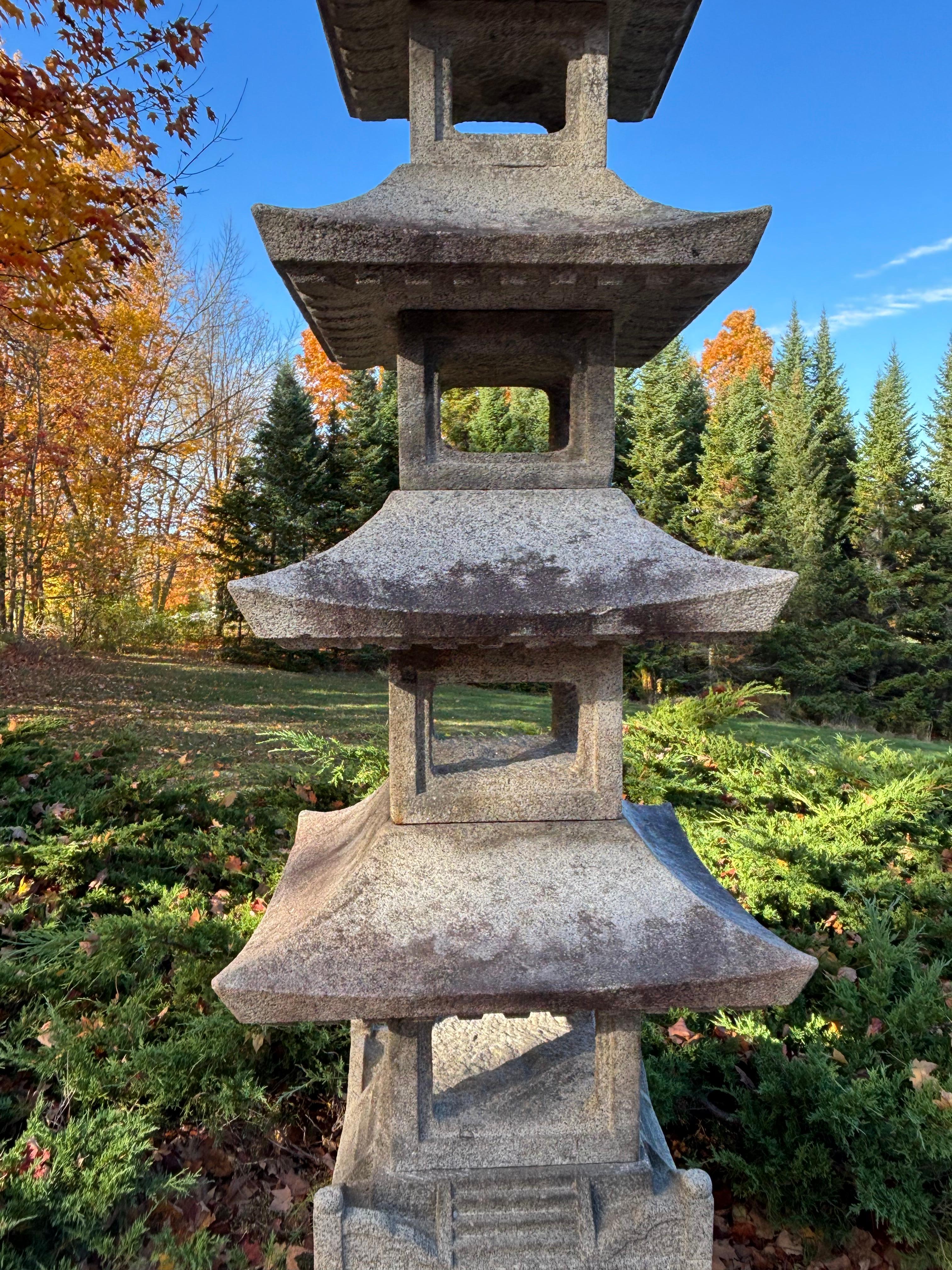 20ième siècle Pagode monumentale japonaise en pierre à cinq éléments, 150 pouces en vente