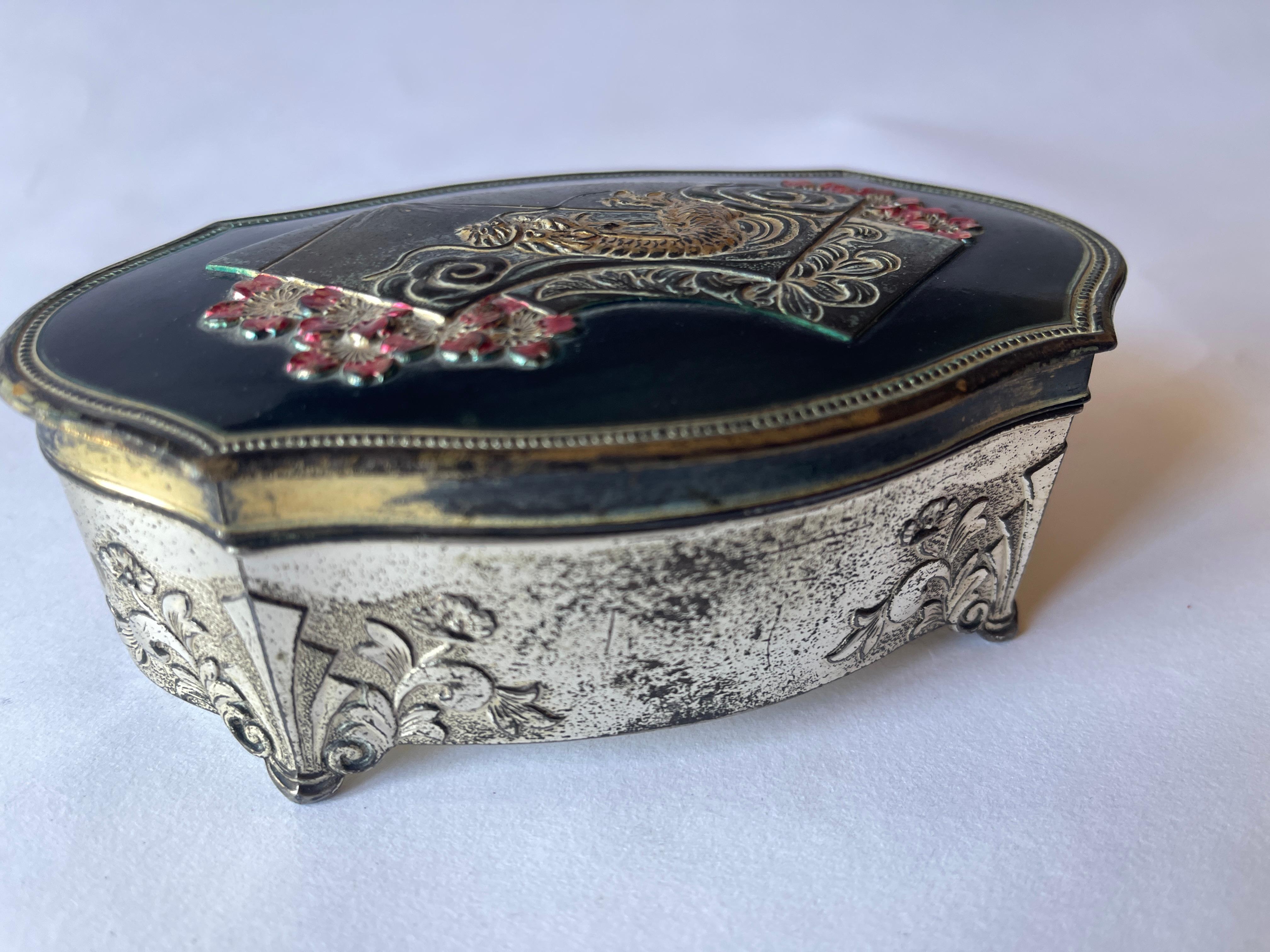 Émaillé Boîte à bijoux japonaise Fuji avec dessus émaillé de dragon en vente