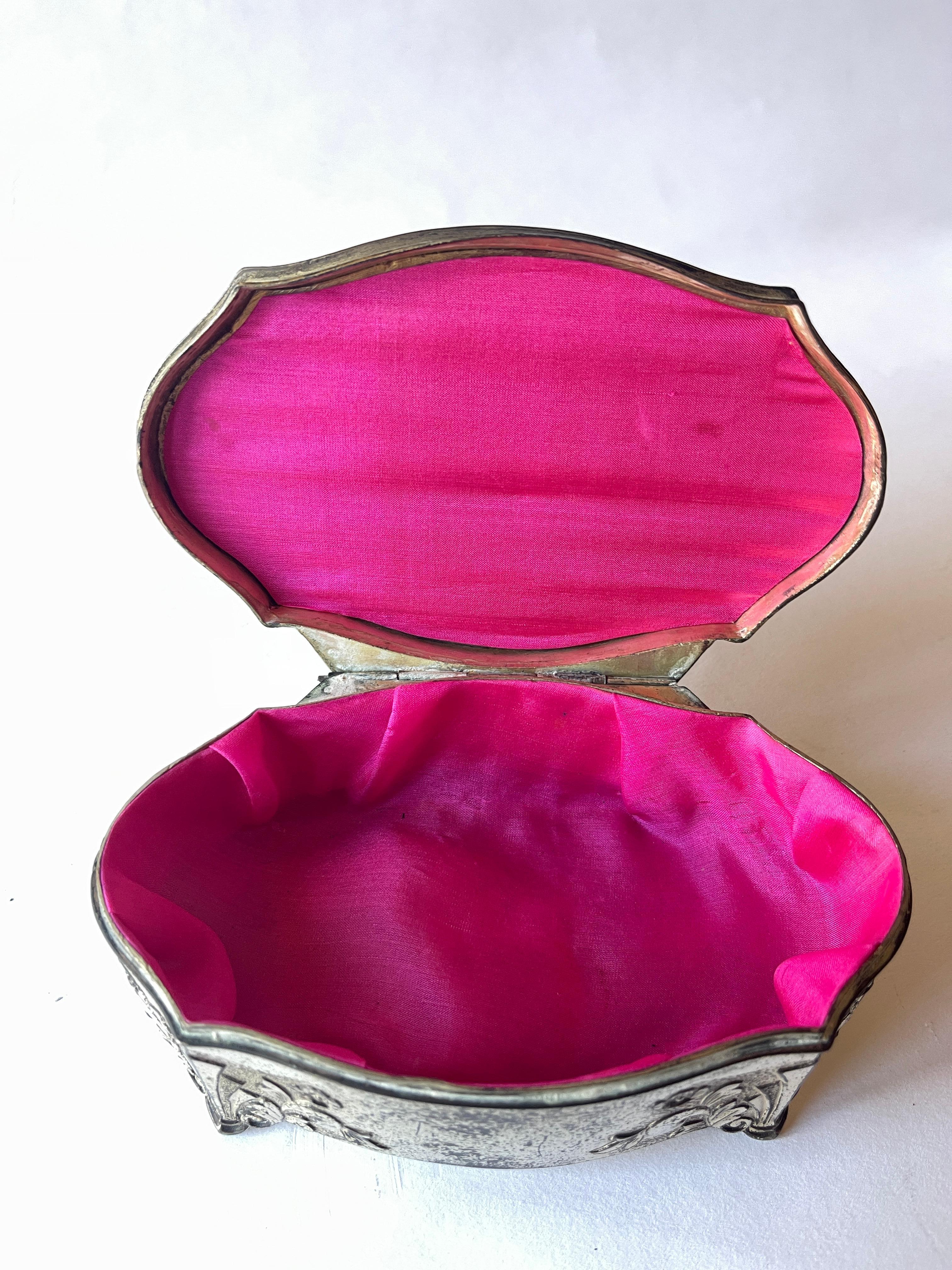 Métal Boîte à bijoux japonaise Fuji avec dessus émaillé de dragon en vente