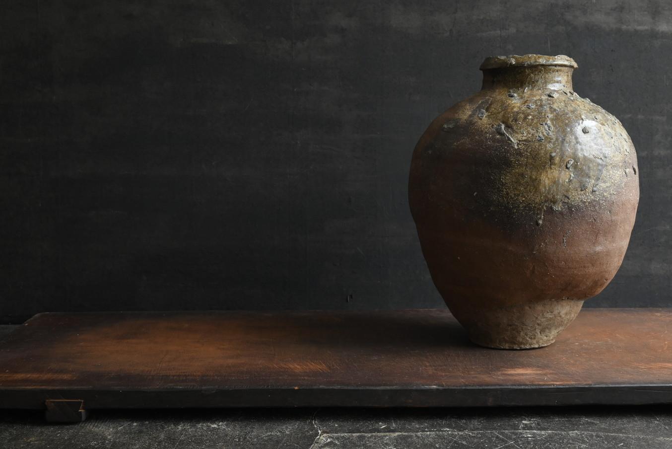 This is an antique pottery made during the Muromachi period, which is older than the Edo period in Japan.
The Muromachi period was from the 14th to 16th centuries.
This vase was made during the same period, and is a type of pottery called Tokoname