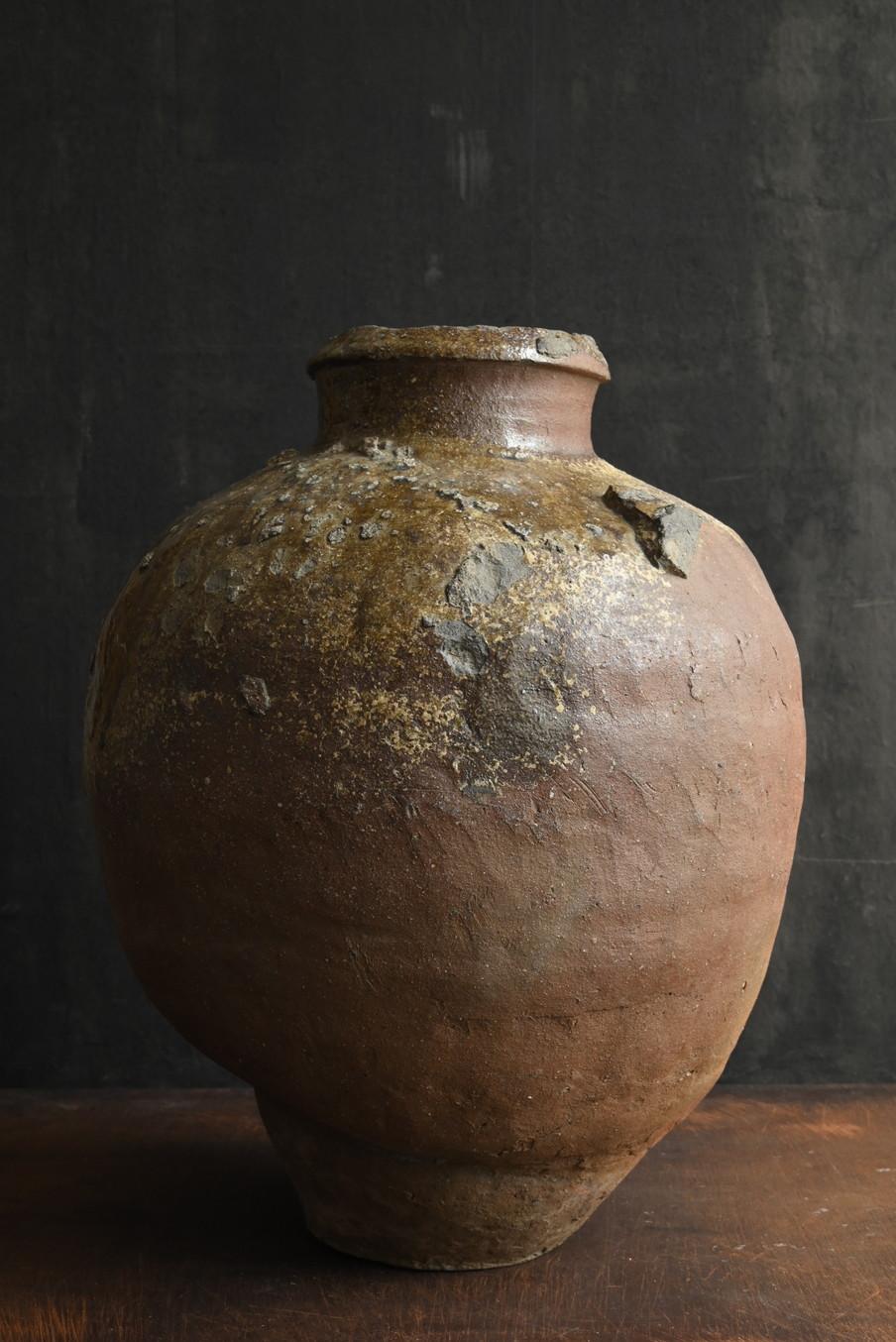 Unglazed Japanese Muromachi period wabisabi vase / 14th to 16th century / Tokoname ware