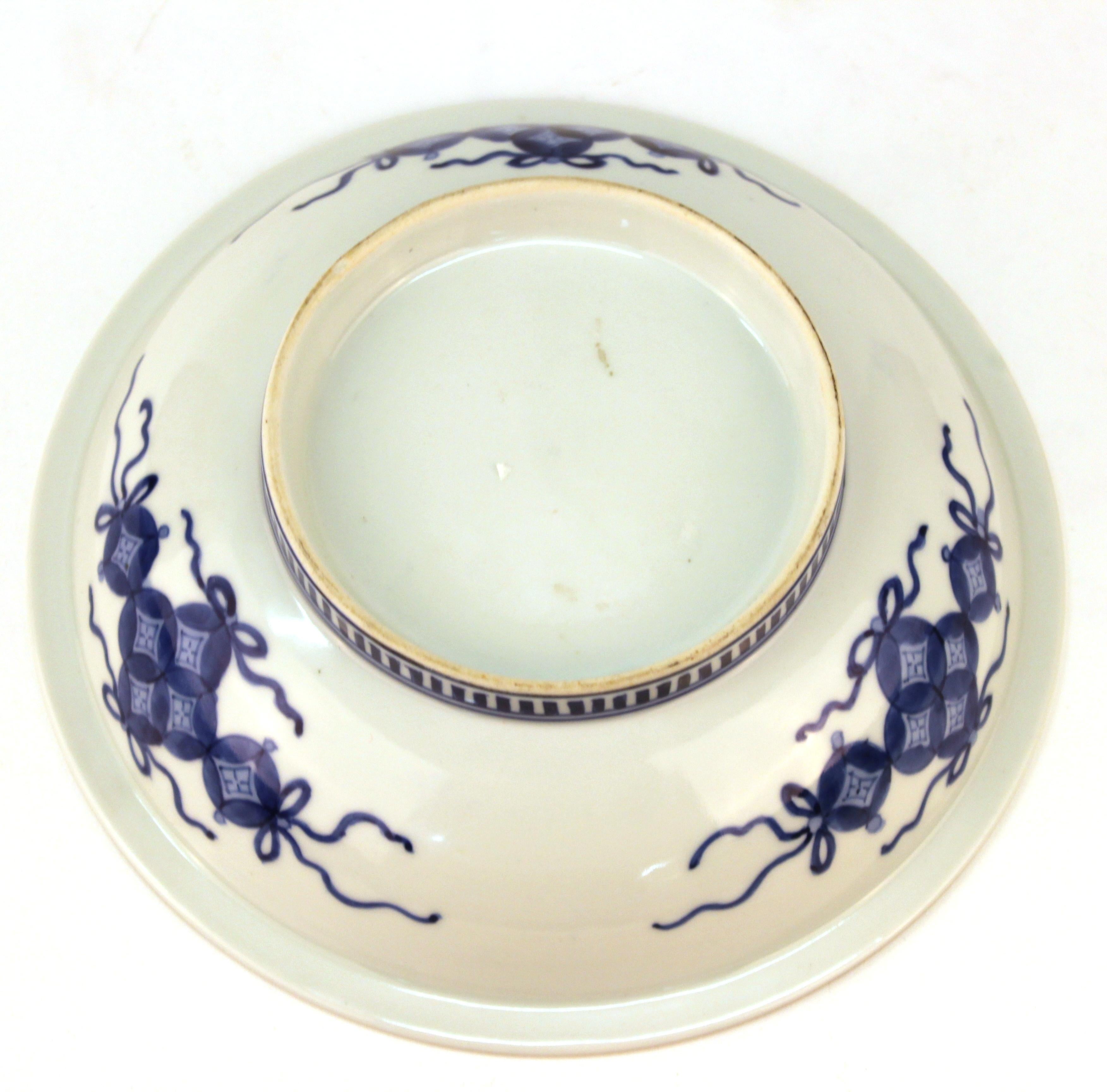 Japanese Nabashima Porcelain Blue Plate with Three Sake Bottle Motif For Sale 5