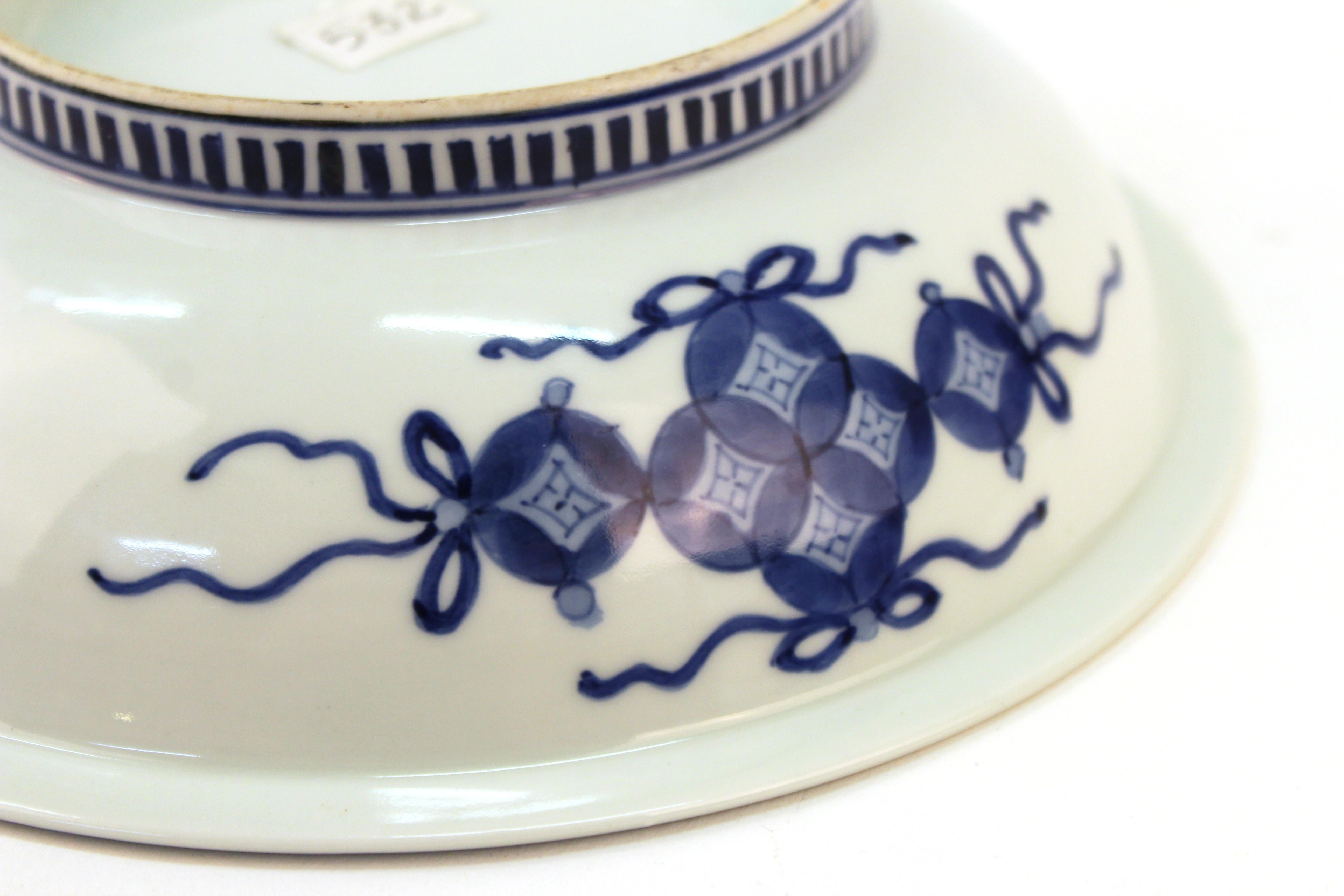 Japanese Nabashima Porcelain Blue Plate with Three Sake Bottle Motif For Sale 7