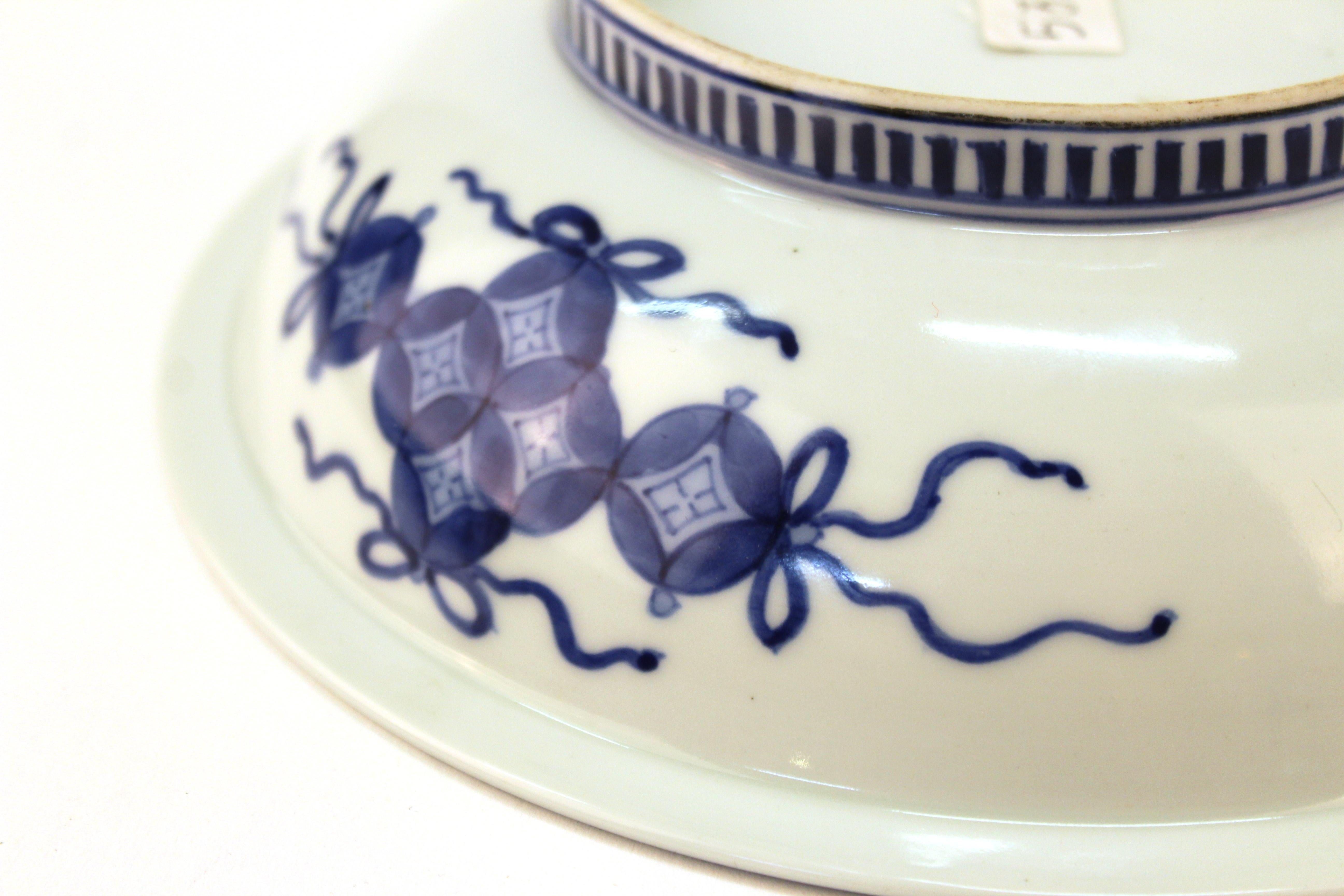Assiette bleue en porcelaine japonaise de Nabashima avec motif de trois bouteilles de Sake en vente 8
