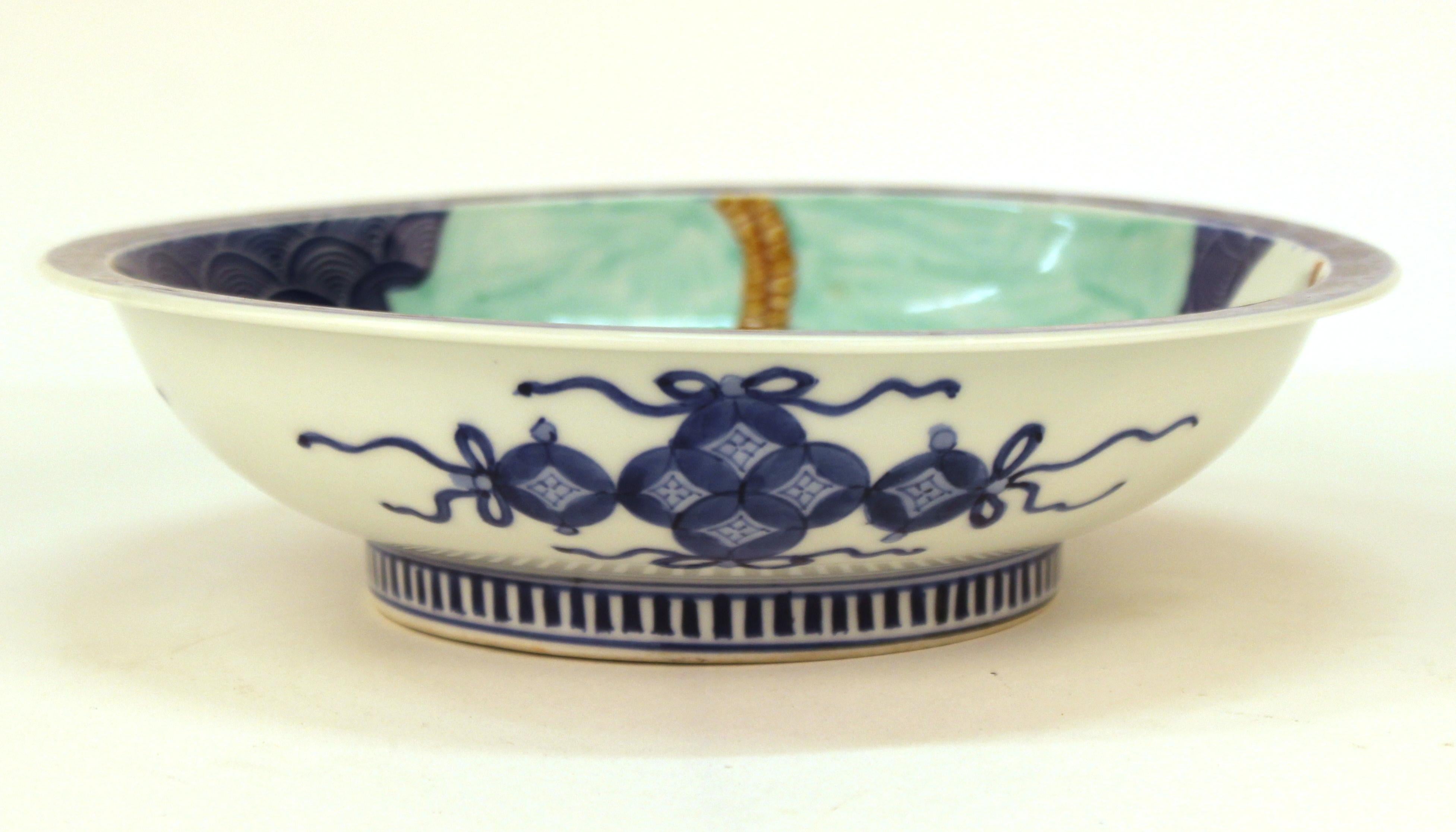 Assiette bleue en porcelaine Nabashima de la période Edo avec un motif de trois bouteilles de saké sur un fond de vagues bleues. La pièce date du milieu du XIXe siècle et est en excellent état.
Un exemple similaire a été vendu à Christies, provenant