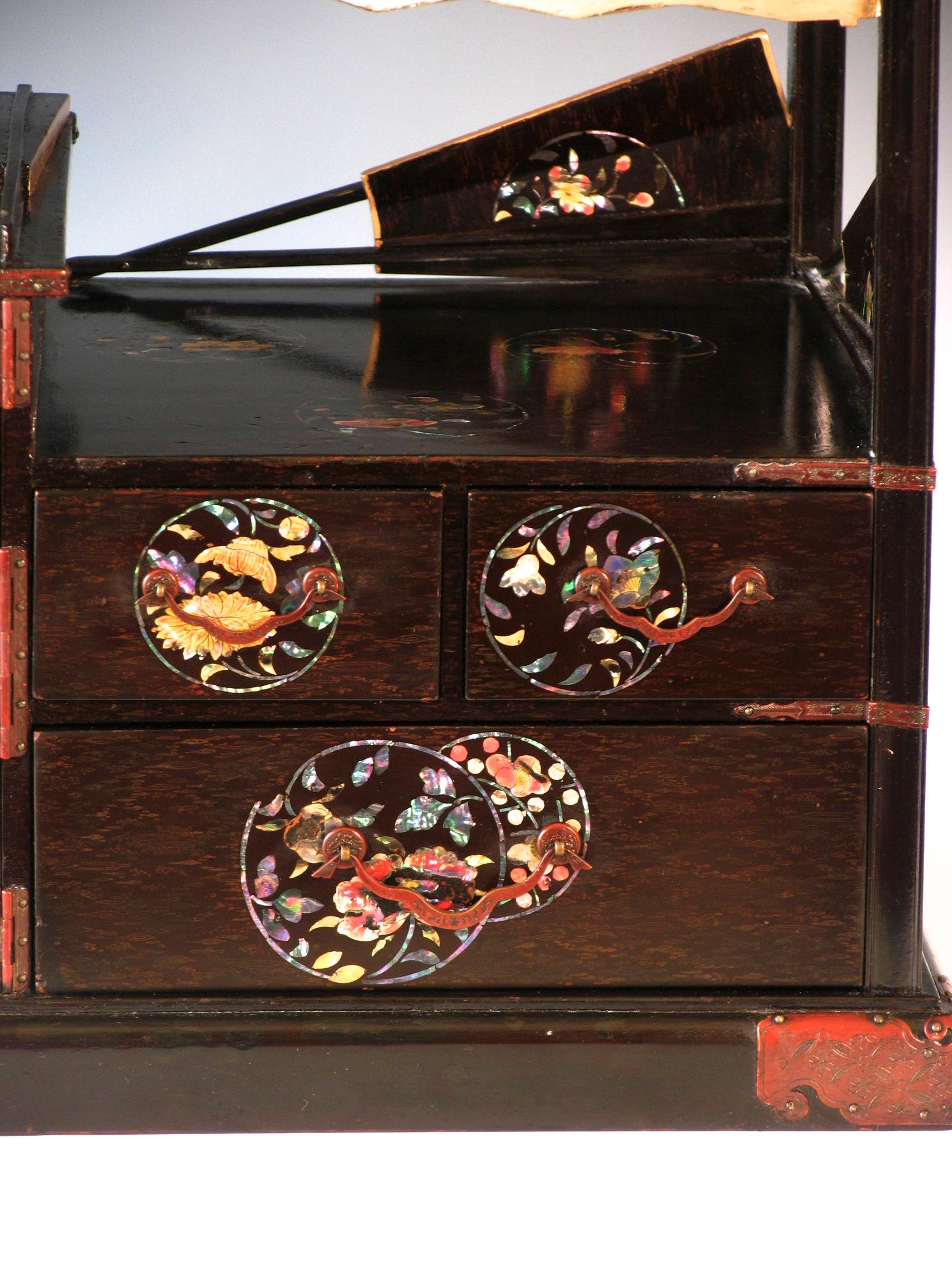 Japanese Nagasaki Lacquer and Mother-of-Pearl Inlay Display Cabinet For Sale 6